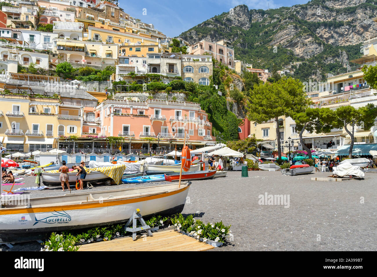 POSITANO, ITALIE - AOÛT 2019 : bateaux sur la plage de Positano. Dans l'arrière-plan sont les bâtiments colorés sur la colline surplombant la plage Banque D'Images