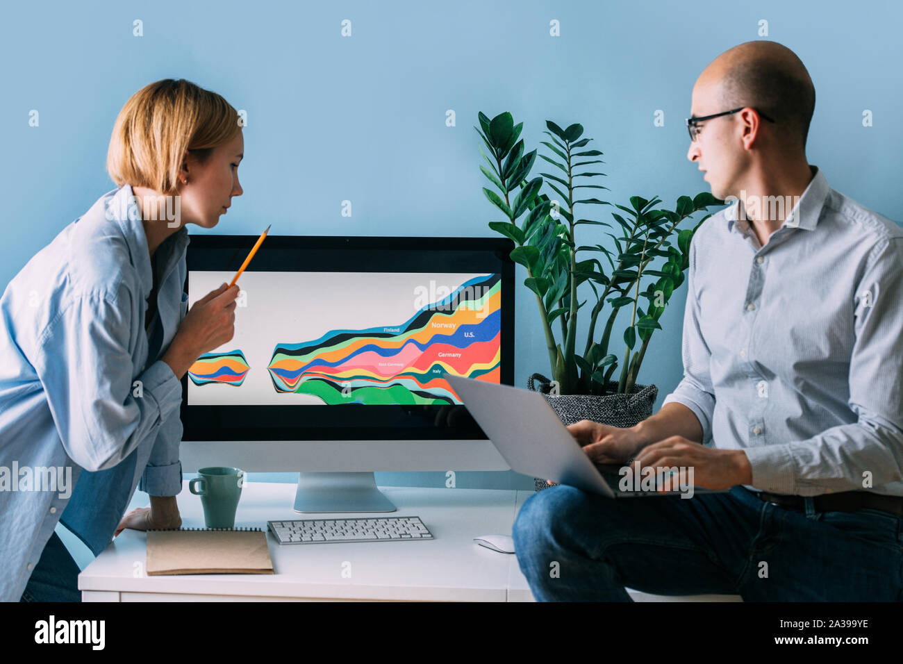 Les développeurs, travaillant sur diagramme affiché, l'analyser ensemble Banque D'Images