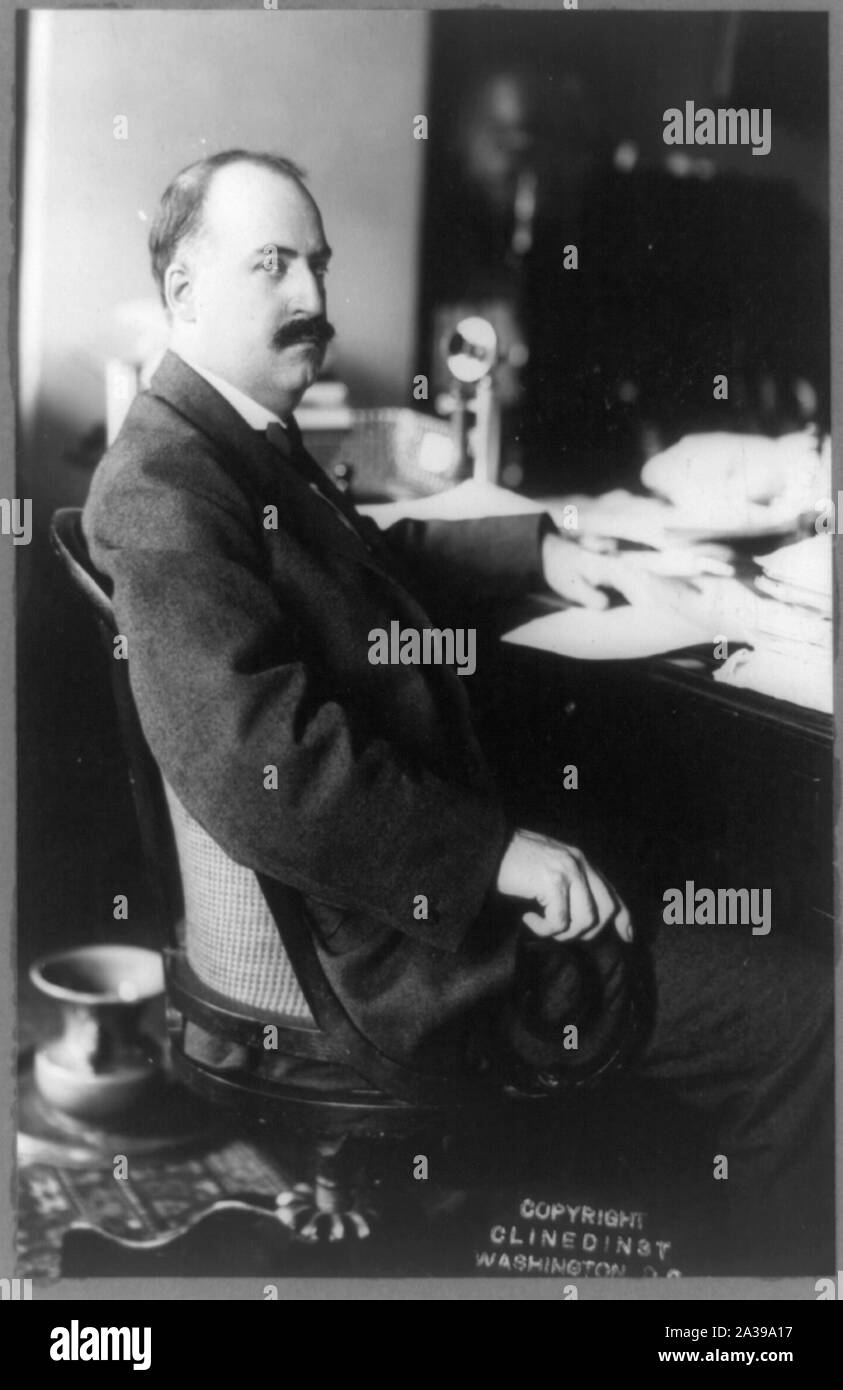 Samuel H. Adams, Asst. Le secrétaire de l'Intérieur, trois-quarts portrait, assis au bureau, faisant face à droite Banque D'Images