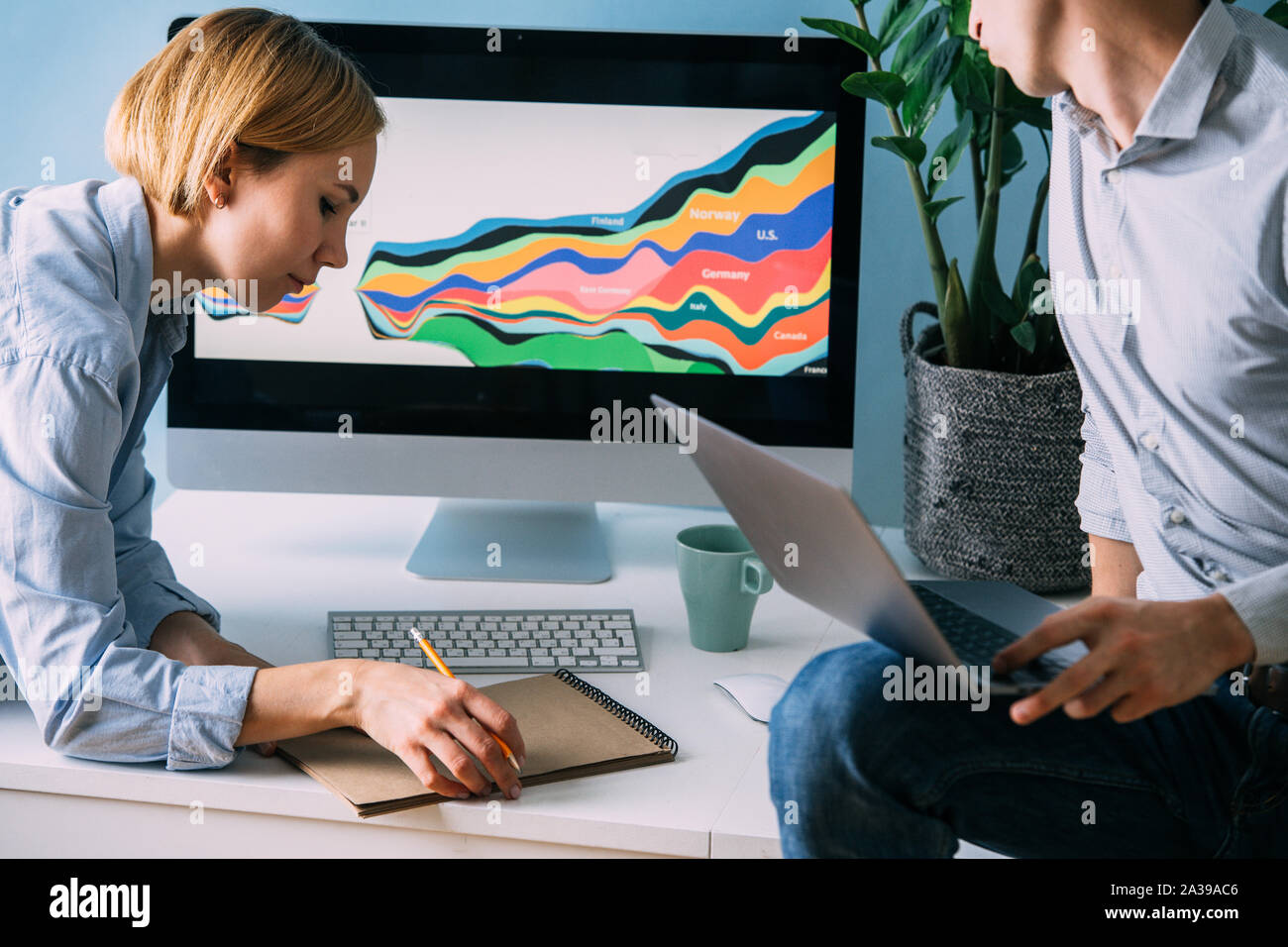 Les développeurs, travaillant sur diagramme affiché, l'analyser ensemble Banque D'Images