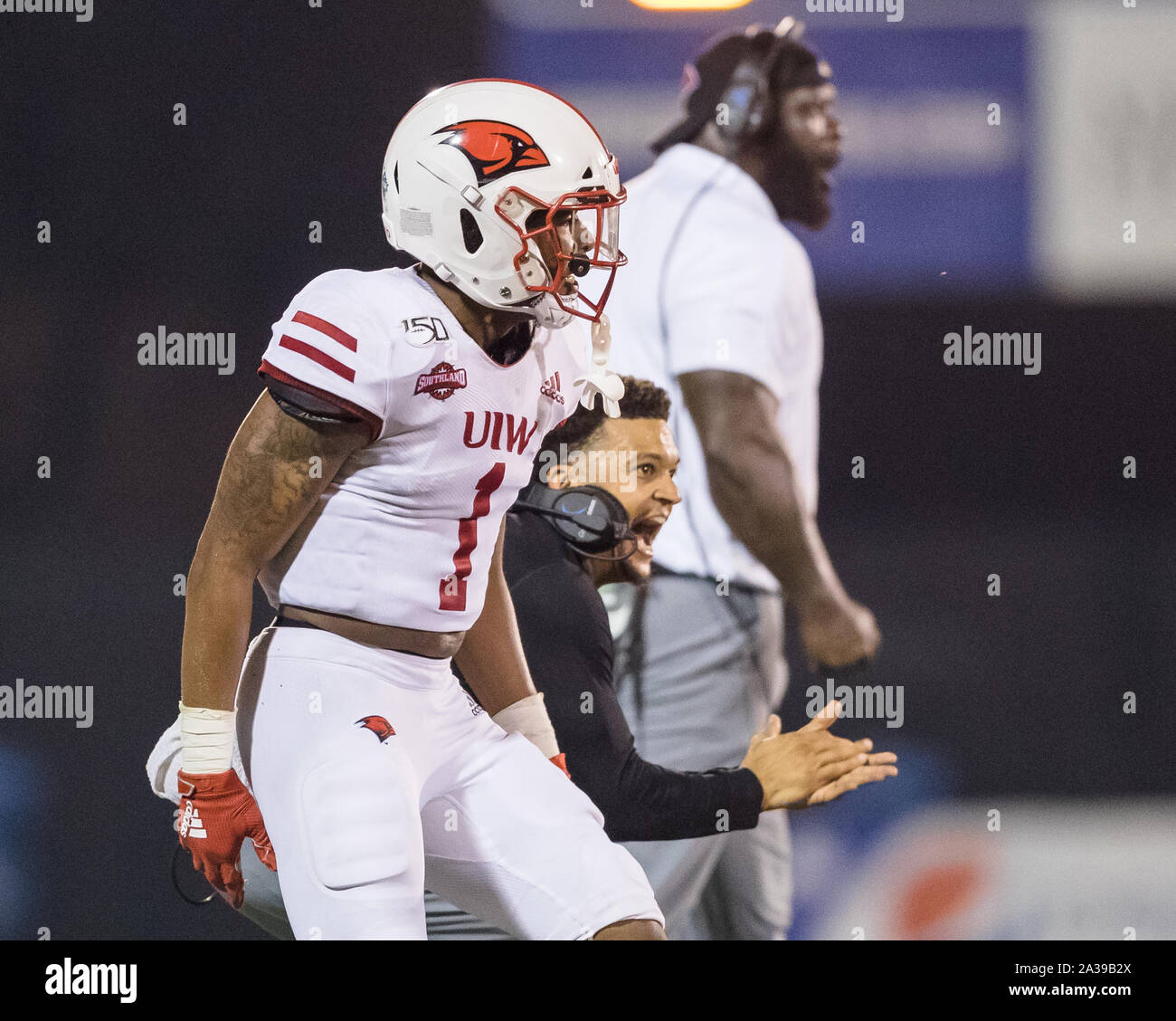 Houston, Texas, USA. 5ème Oct, 2019. Verbe incarné cardinaux entraîneurs défensive Darren Garrigan et Steve Foley célébrer une interception lors de la NCAA football match entre le Verbe Incarné cardinaux et le Houston Baptist Huskies au Husky Stadium à Houston, Texas. Verbe incarné a battu Houston Baptist 38-36. Prentice C. James/CSM/Alamy Live News Banque D'Images