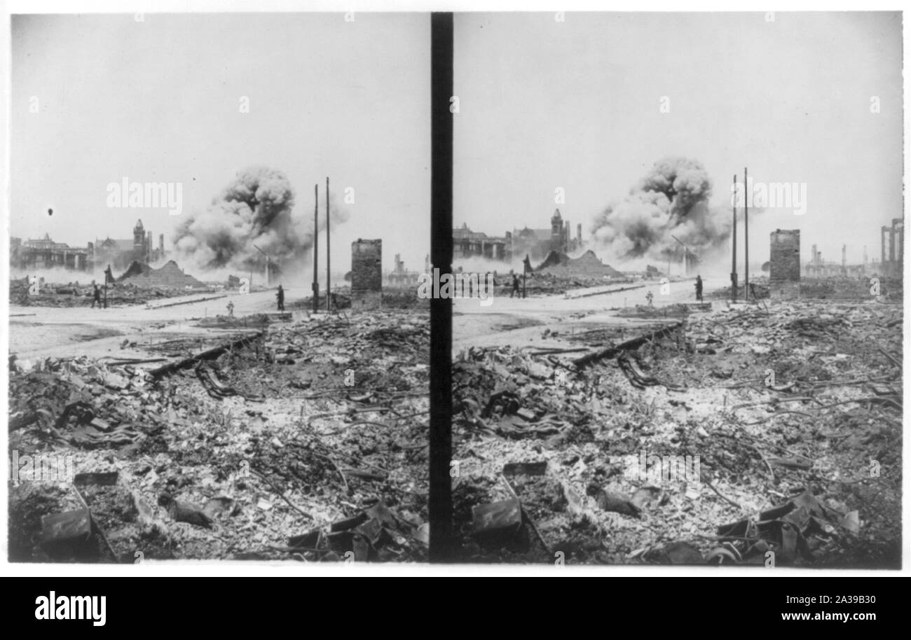 Tremblement de terre de San Francisco : ruines avec nuage de fumée en arrière-plan Banque D'Images