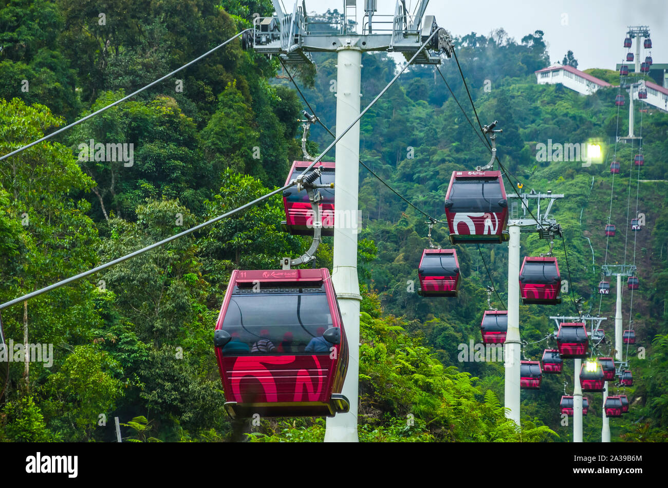 PAHANG, MALAISIE - le 18 décembre 2018 : Cable voiture à Genting Skyway en Malaisie. C'est une télécabine reliant Gohtong Jaya et Resorts World Genting. Banque D'Images