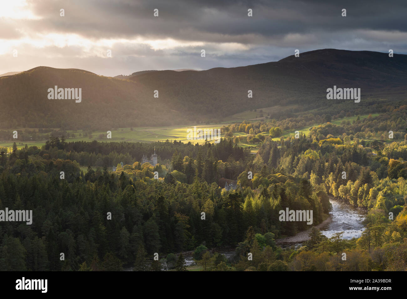 Rayons de Soleil Éclairer le château de Balmoral et de la rivière Dee en fin d'après-midi que l'approche des nuages d'orage Banque D'Images