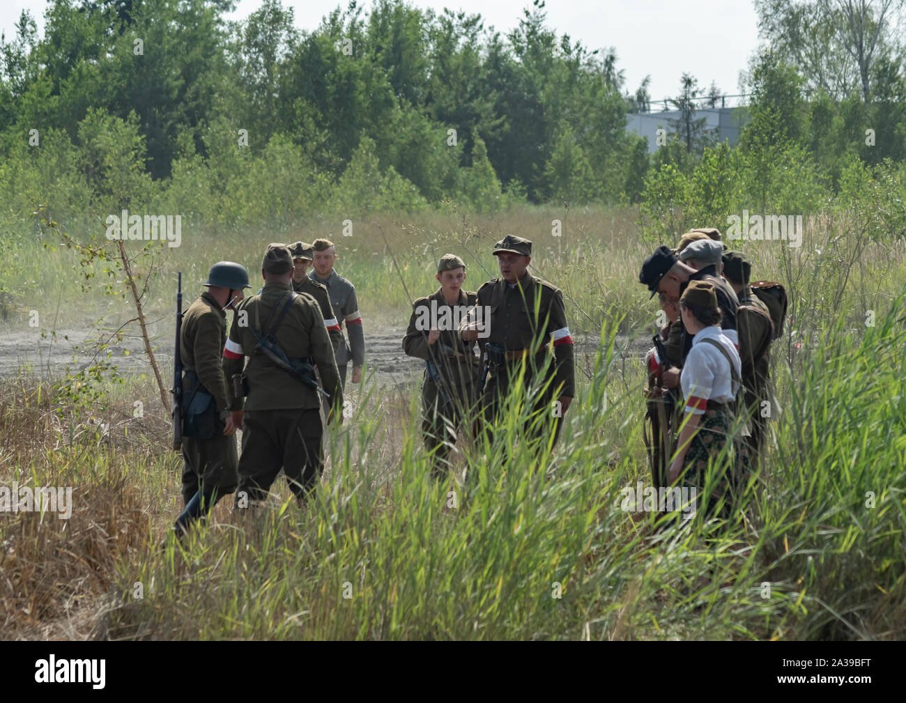 Les partisans polonais de l'Armée de l'Intérieur (AK) lors de rallye véhicules militaires de l'opération "Tempête" à Trzebinia, Pologne Banque D'Images