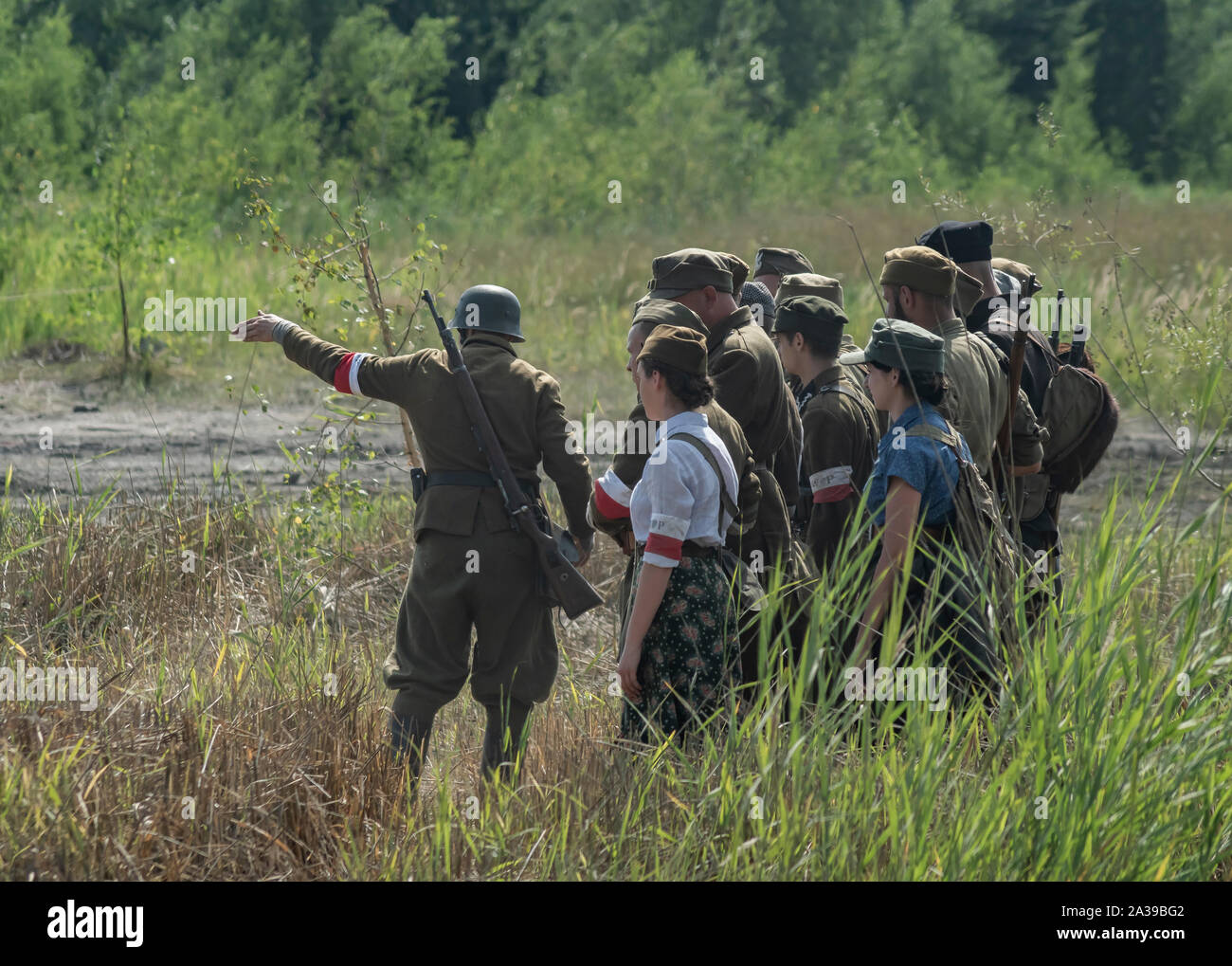 Les partisans polonais de l'Armée de l'Intérieur (AK) lors de rallye véhicules militaires de l'opération "Tempête" à Trzebinia, Pologne Banque D'Images
