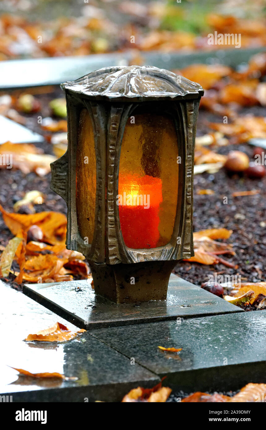 Lanterne tombe dans un cimetière sur un soir d'automne pluvieux Banque D'Images