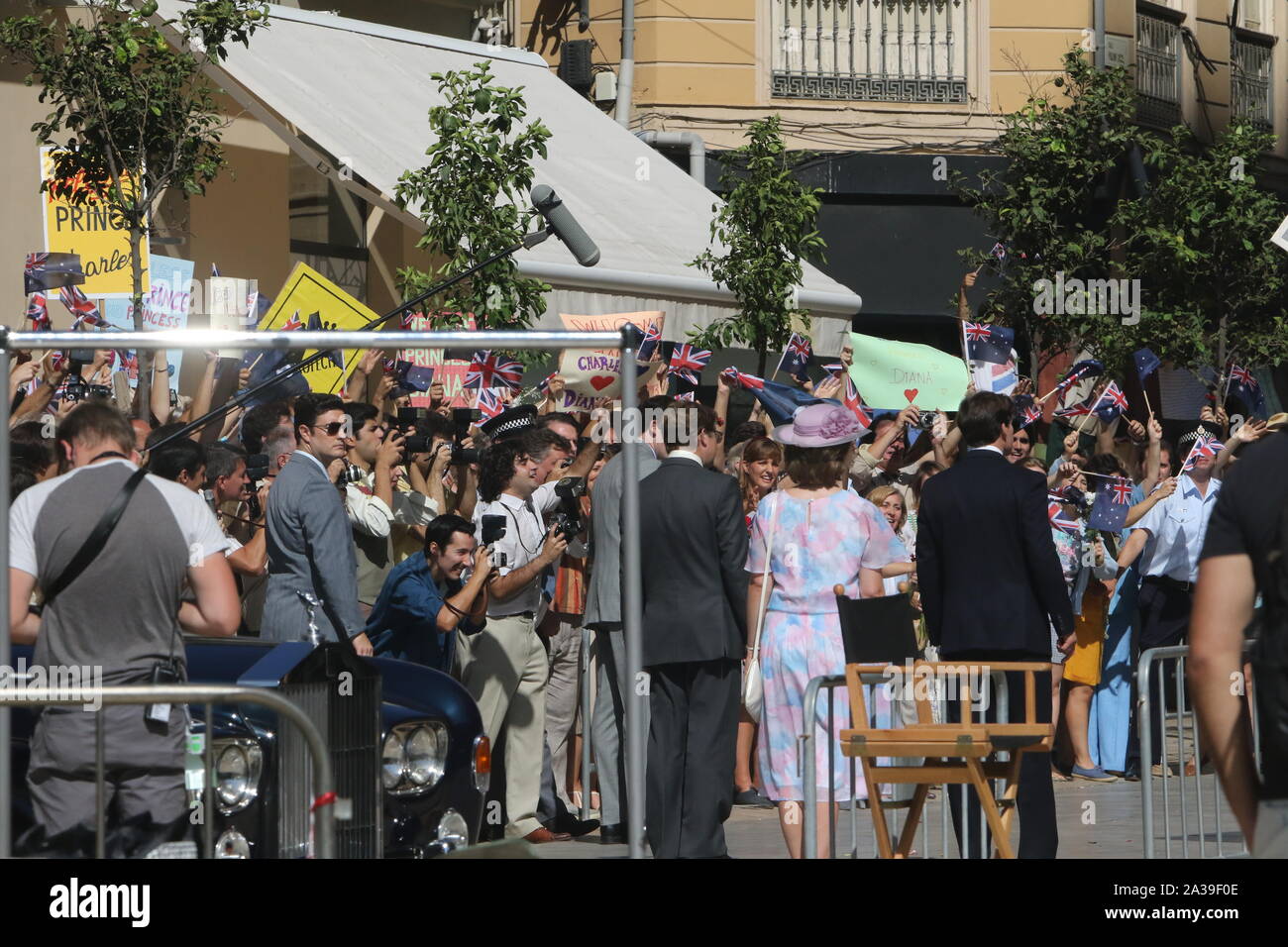 6 octobre 2019 - 6 octobre 2019 (Malaga ) Le centre de Malaga a accueilli ce dimanche le tournage de nouveaux chapitres de la quatrième saison de la Couronne, la série produite par Netflix qui raconte des moments différents dans la vie de la reine Elizabeth II et de la famille royale britannique. Parmi les nombreux acteurs qui ont joué dans la journée a été l'actrice Emma Corrin, qui joue Lady Di dans cette quatrième saison de la Couronne, la série qui recrée la biographie de la reine Elizabeth II d'Angleterre. Pendant ce temps, la troisième saison s'ouvre sur Netflix on 17 Novembre Crédit : Lorenzo Carnero/ZUMA/Alamy Fil Live News Banque D'Images