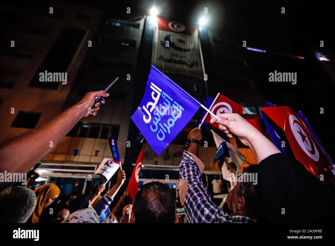 Tunis, Tunisie. 06 Oct, 2019. Les partisans du parti islamiste Ennahda, prendre part à un événement de célébration en-face de la centrale du parti après le parti obtint plus de votes selon un sondage par Sigma Conseil qui a été diffusé par la télévision nationale tunisienne, au cours de l'élection parlementaire tunisien. Credit : Khaled Nasraoui/dpa/Alamy Live News Banque D'Images