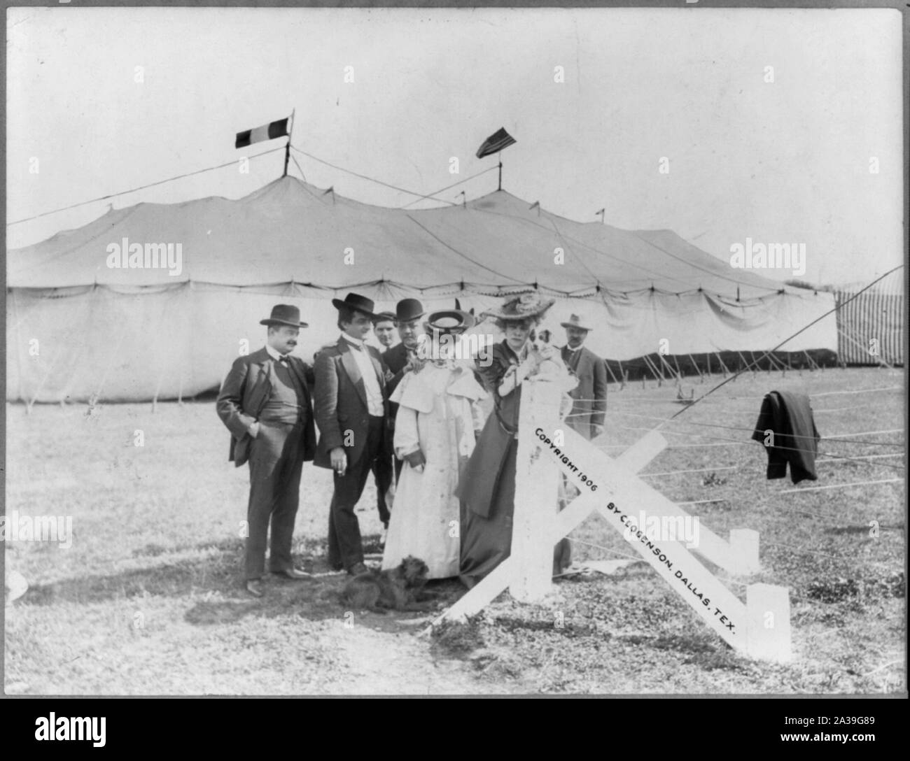Sarah Bernhardt et parti avant sa première apparition sous la tente, le 2 mars 1906, Dallas, Texas Banque D'Images