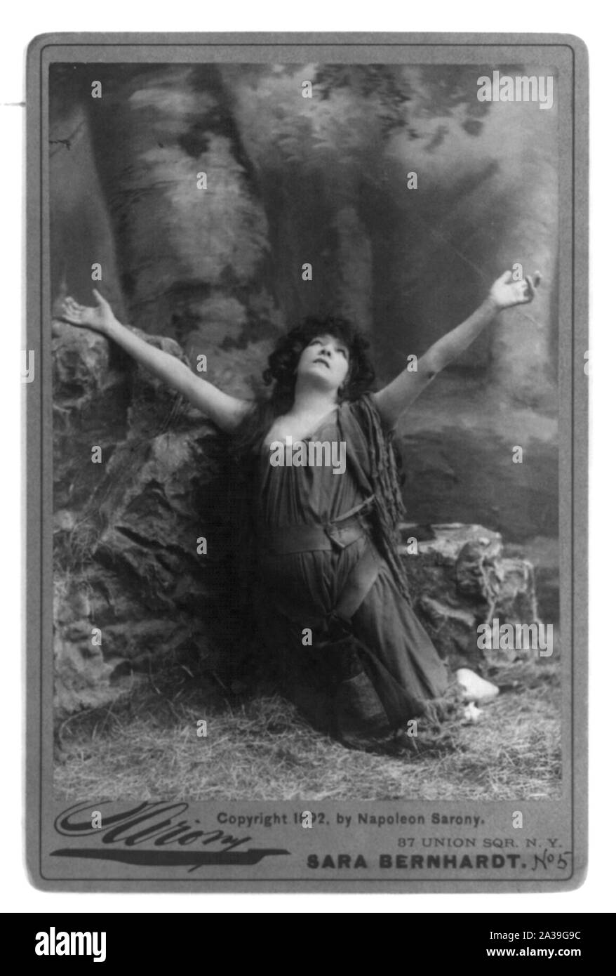 Sarah Bernhardt, 1844-1923, pleine longueur, à genoux avec les bras levés, face à l'avant Banque D'Images