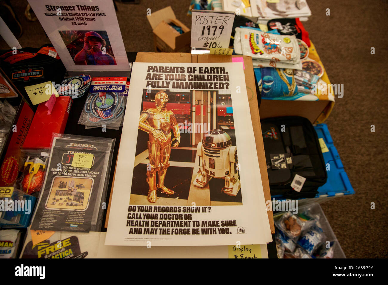 Une affiche présentant 1979 C3PO du film Star Wars, et en vente pour 10 dollars, est une annonce de service public pour la vaccination des enfants, au cours de la bande dessinée et de l'Indiana Toy Expo, dimanche, Octobre 6, 2019 au Centre de Congrès de Bloomington, à Bloomington, Ind. l'expo était dans sa 7e année et 5e année dans la zone après le démarrage à Indianapolis, et a rassemblé plus de 2500 personnes selon co-fondateur Kris Murphy. Murphy a commencé l'expo avec Billy Cooper. (Photo de Jeremy Hogan/l'Bloomingtonian) Banque D'Images