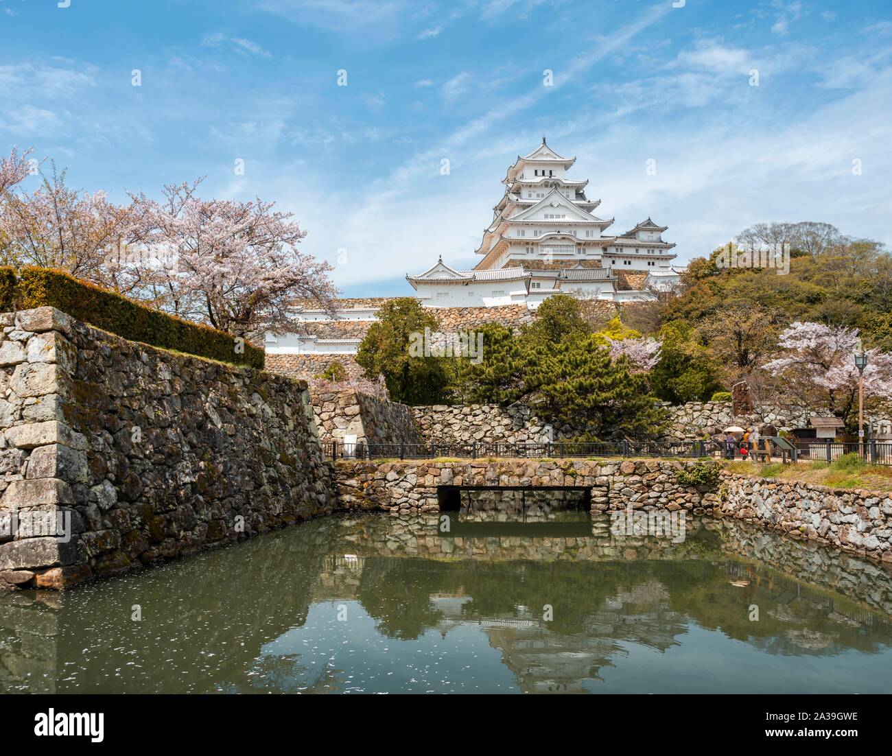 La réflexion de l'eau dans les douves du château de Himeji, Himeji-jo, Shirasagijo ou héron blanc, château Himeji, préfecture de Hyogo, Japon Banque D'Images