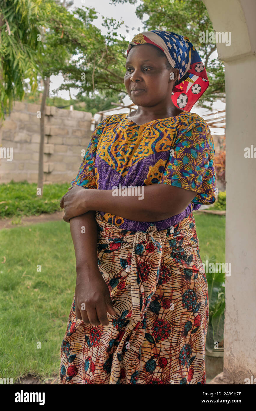 Femme du fermier en tenue traditionnelle, Arusha, Tanzanie Banque D'Images