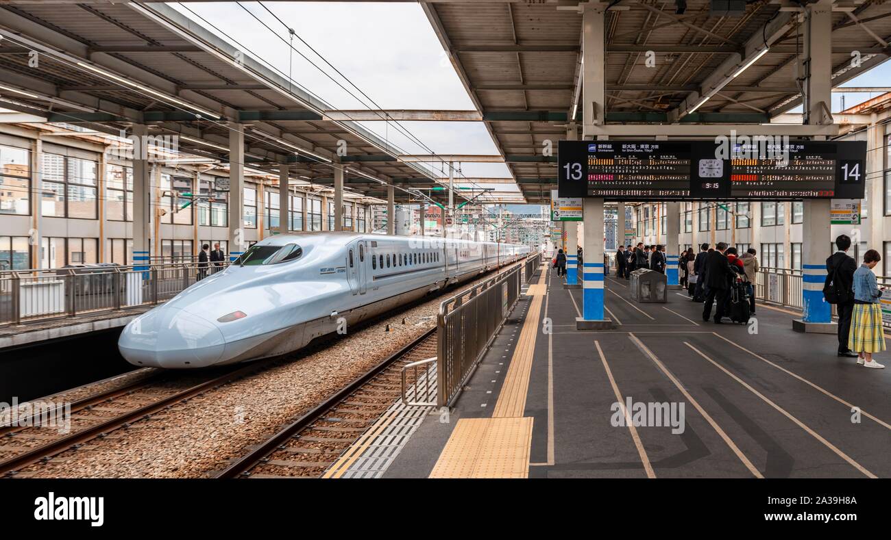 Shinkansen, train à grande vitesse sur les pistes s'arrête à la plate-forme, gare, Hiroshima, Japon modifier Banque D'Images