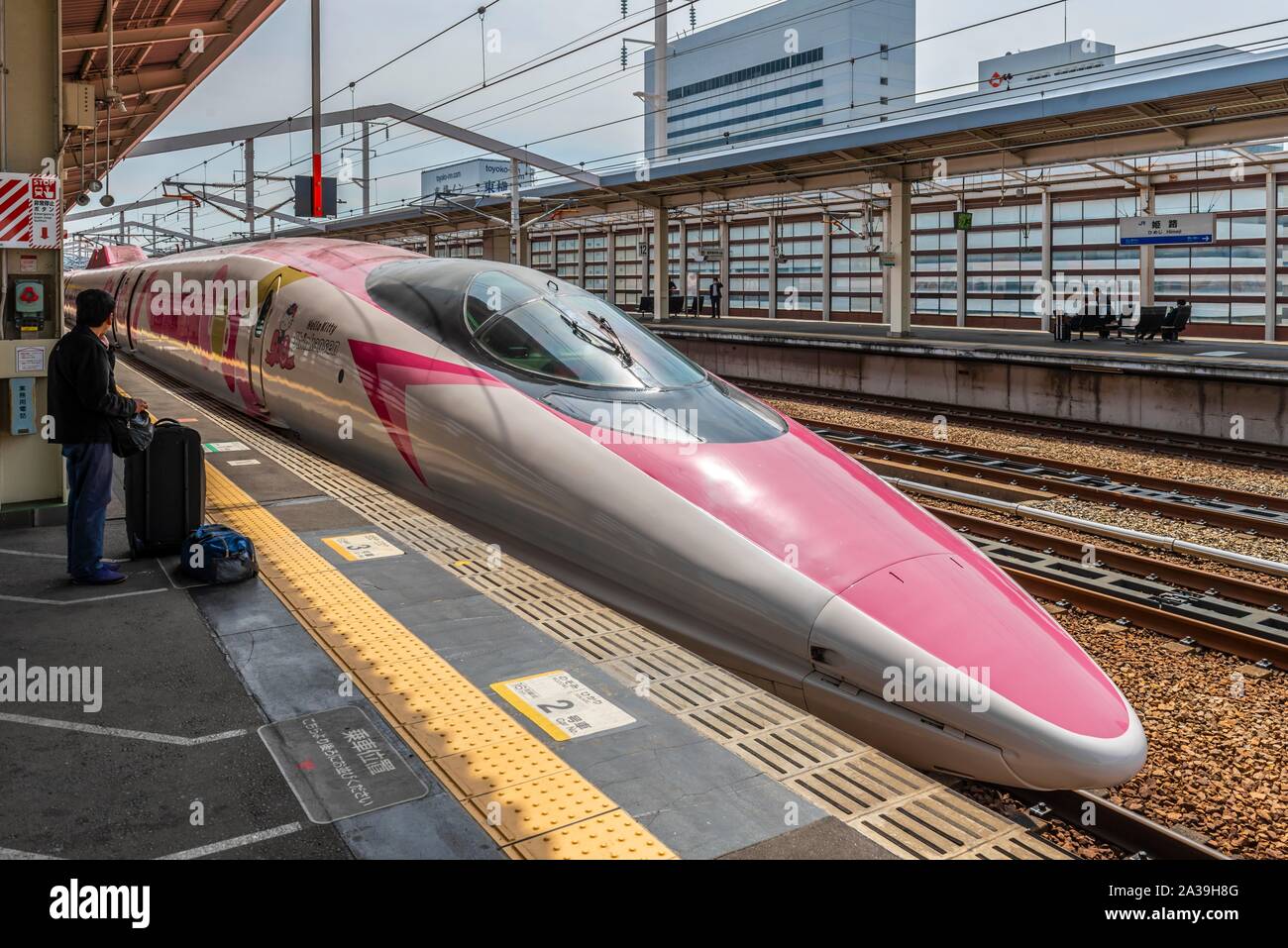 Bonjour Kitty Shinkansen, train à grande vitesse s'arrête à la plate-forme, gare, Hiroshima, Japon Banque D'Images