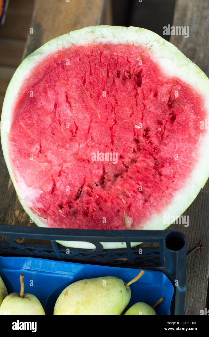 Les tranches, le melon d'échantillons, coupé en deux et recouvert d'un film, de montrer la maturité et la jutosité du fruit. Bazar. La Russie. Banque D'Images