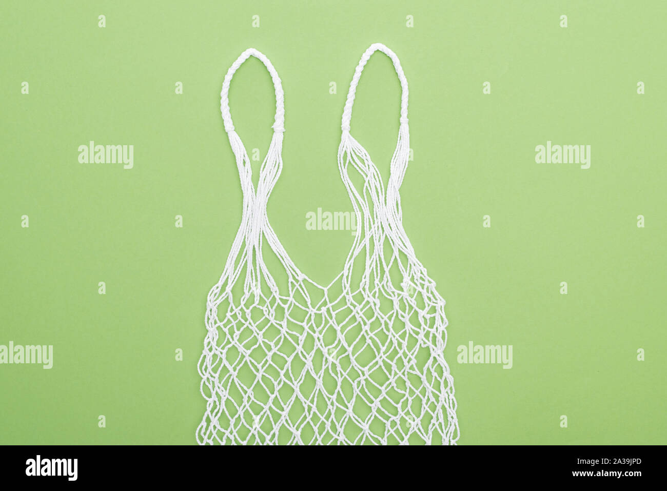 Vue de dessus blanc sac chaîne vide isolé sur green Banque D'Images