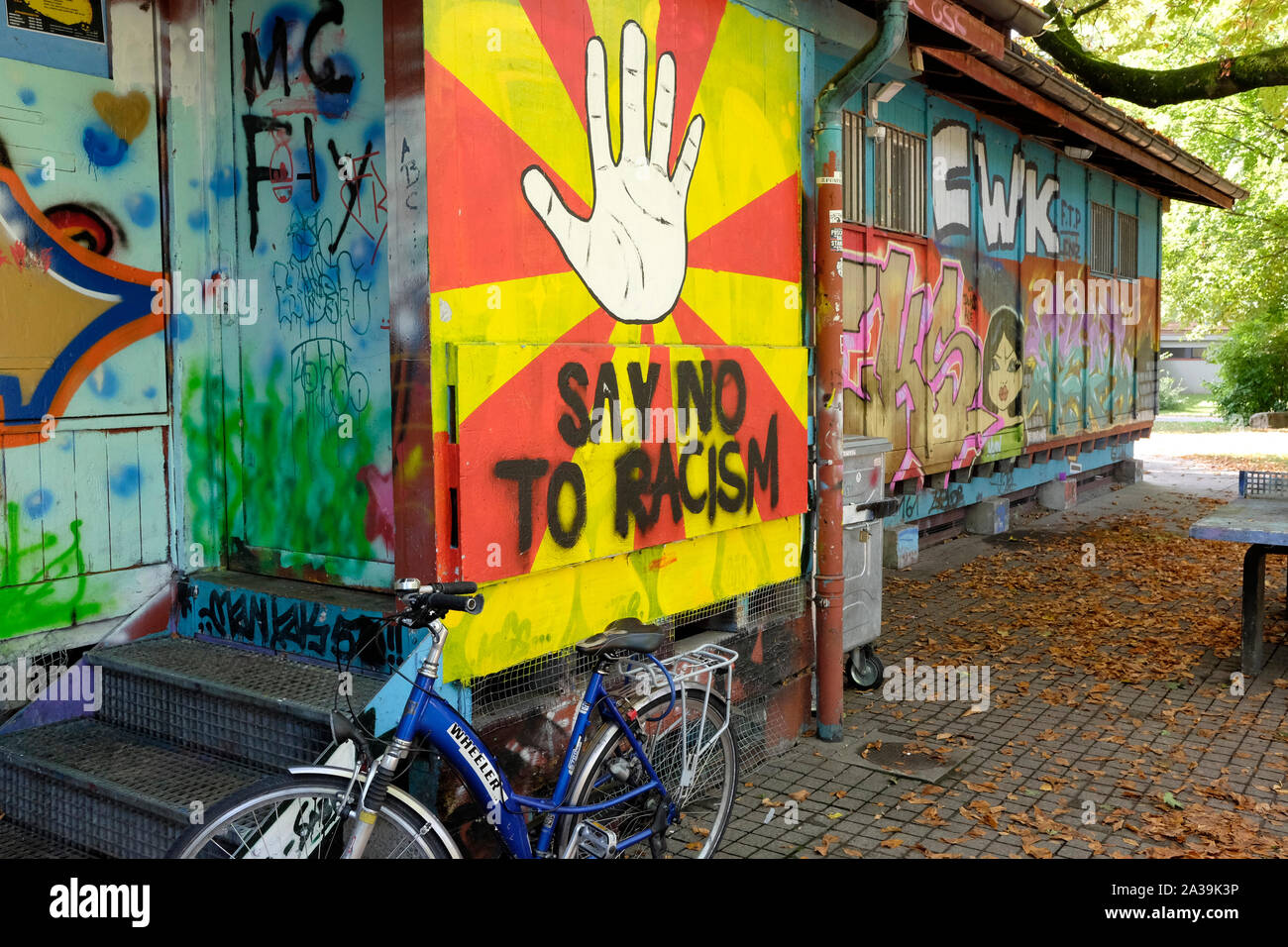 Un graffiti panneau "Dites non au racisme", Bâle, Suisse Banque D'Images