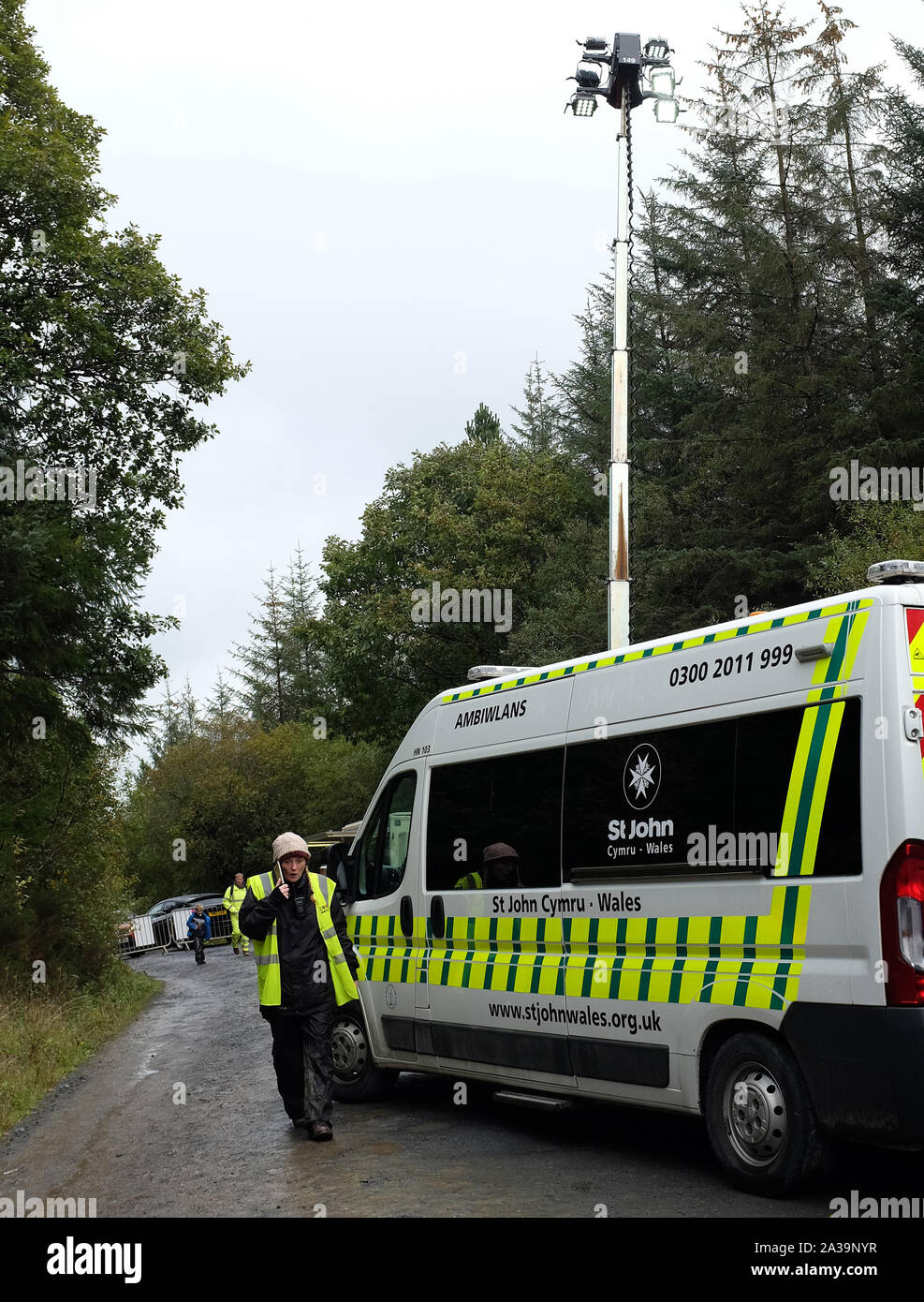 Octobre 2019 - St John's Ambulance présente à un stade de la Wales Rally GB, St John's sont là pour la sécurité des spectateurs. Banque D'Images