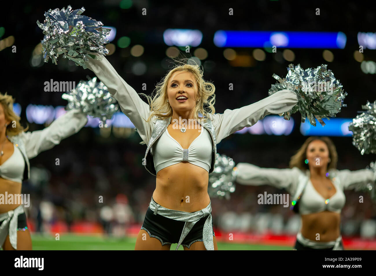 Tottenham Hotspur Stadium, Londres, Royaume-Uni. 6 octobre, 2019. Ligue nationale de football, ours de Chicago contre Oakland Raiders ; UNE Raiderette divertit la foule - usage éditorial : Action Crédit Plus Sport/Alamy Live News Banque D'Images