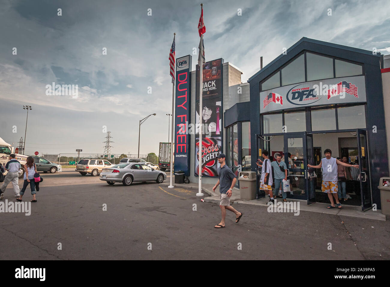 Frontières américaines au Canada à Buffalo, état de New York, juillet 2006 - Les voyageurs l'arrêt par la boutique hors taxes avant de franchir la frontière Banque D'Images