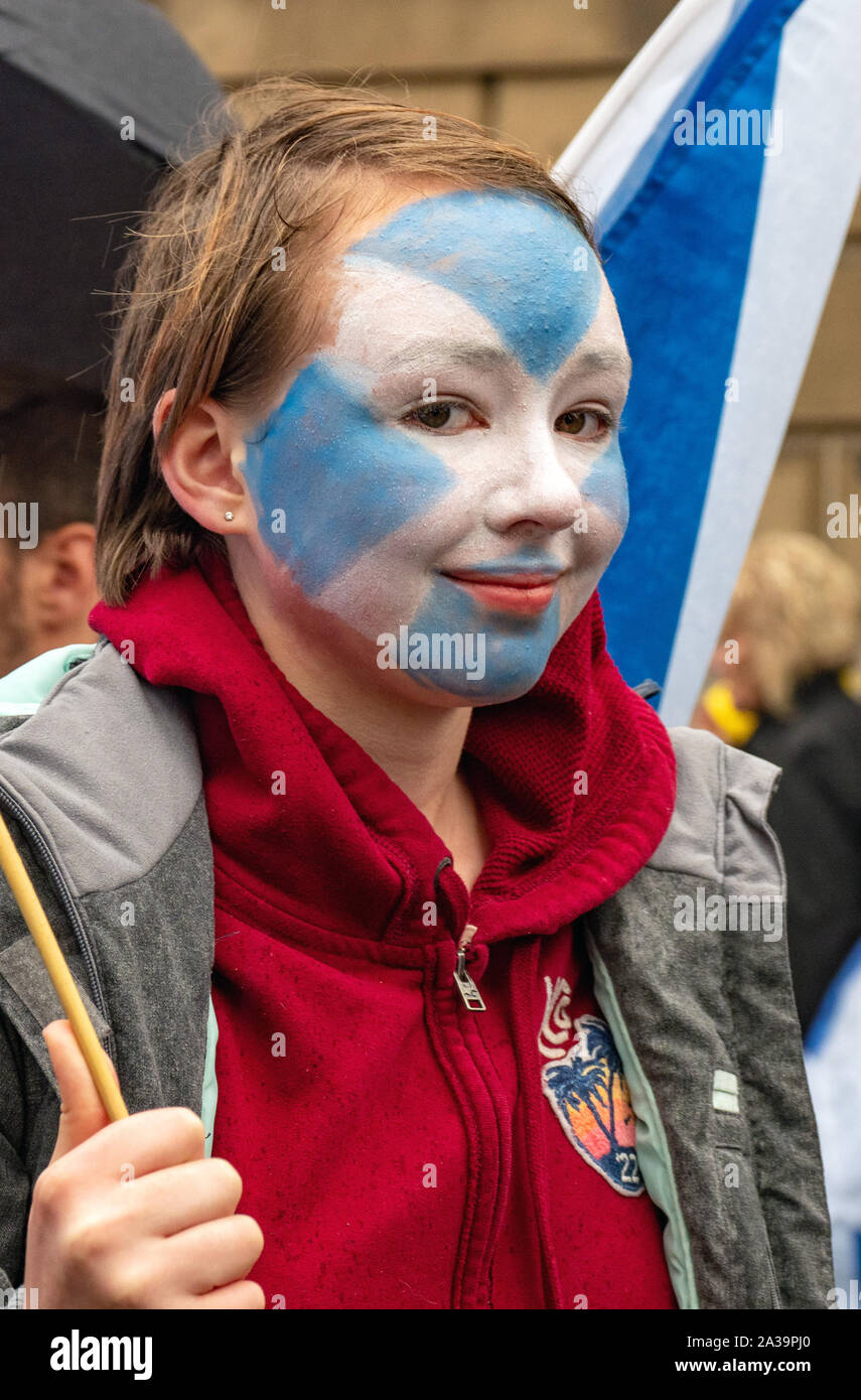 Edimbourg, Ecosse, ROYAUME UNI - 05 octobre 2019 - plusieurs milliers de partisans de l'indépendance écossaise ont pris part à un "tous sous une même bannière - AUOB' rally. Banque D'Images