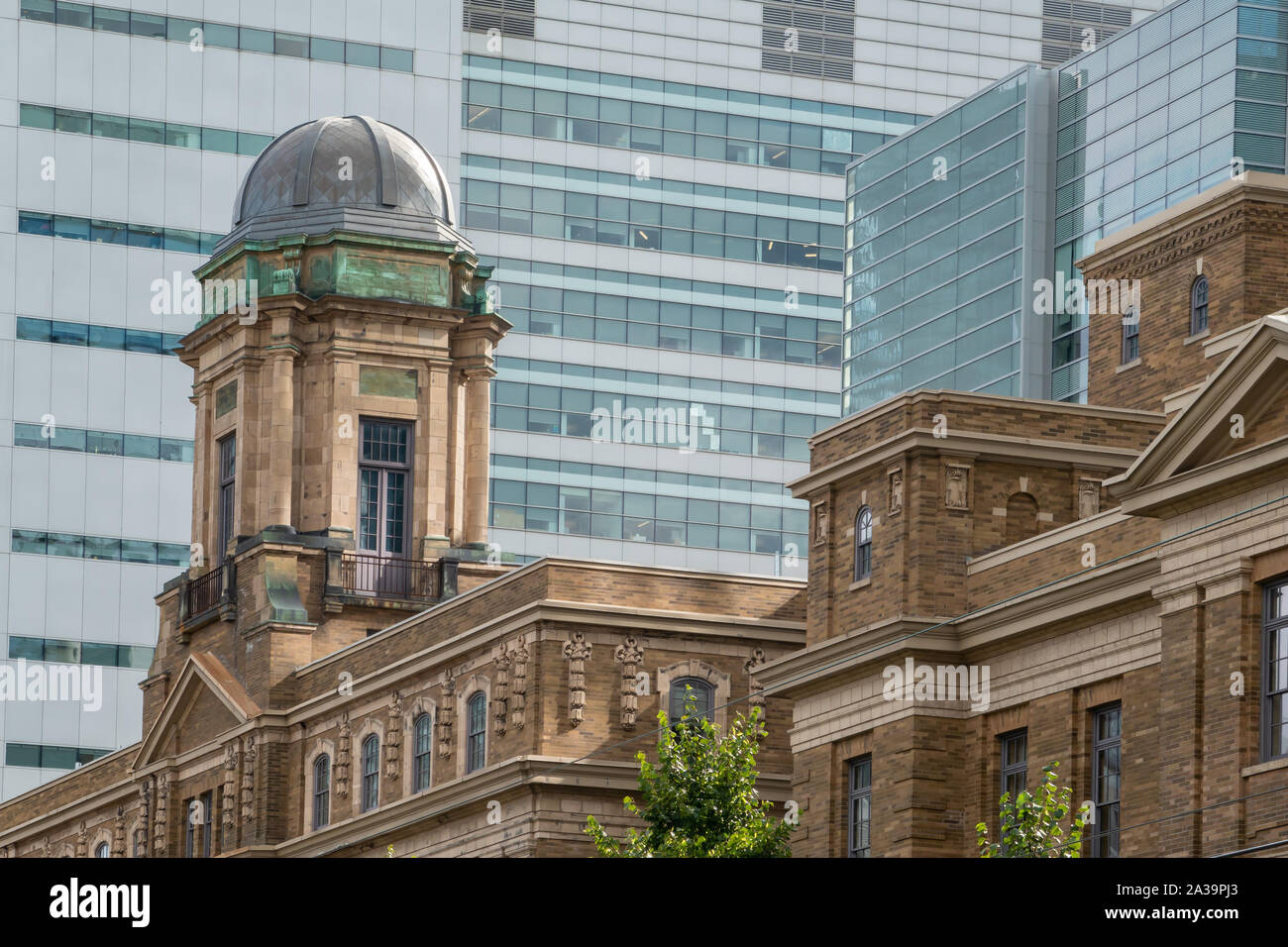 Coupole sur un bâtiment du patrimoine dans le centre-ville de Toronto (Ontario) entouré par l'architecture moderne en verre et acier. Banque D'Images