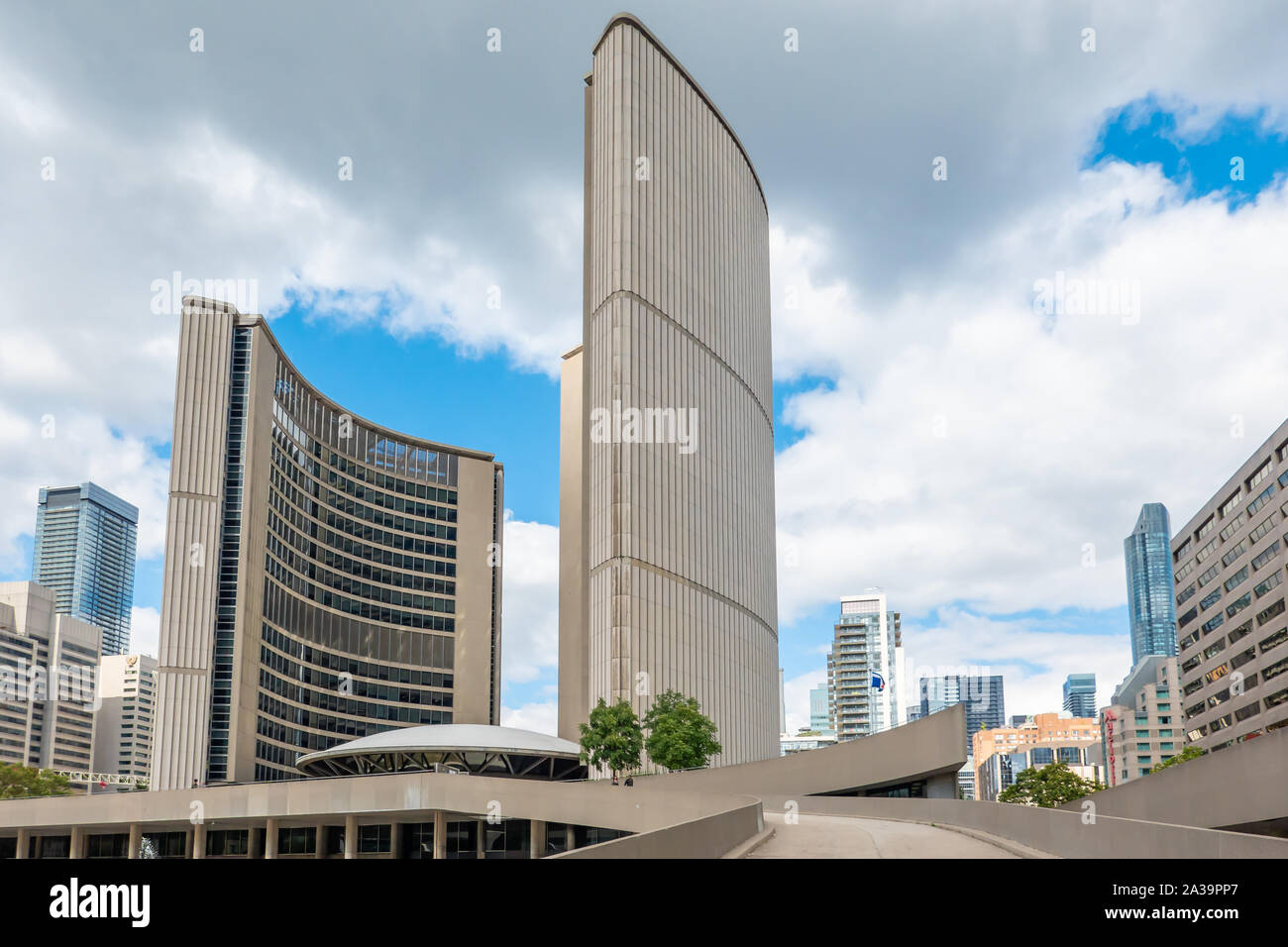 Vue sur l'emblématique Hôtel de Ville de Toronto et Nathan Phillips Square. Ouvert en 1965, il a été conçu par l'architecte Viljo Revell. Banque D'Images