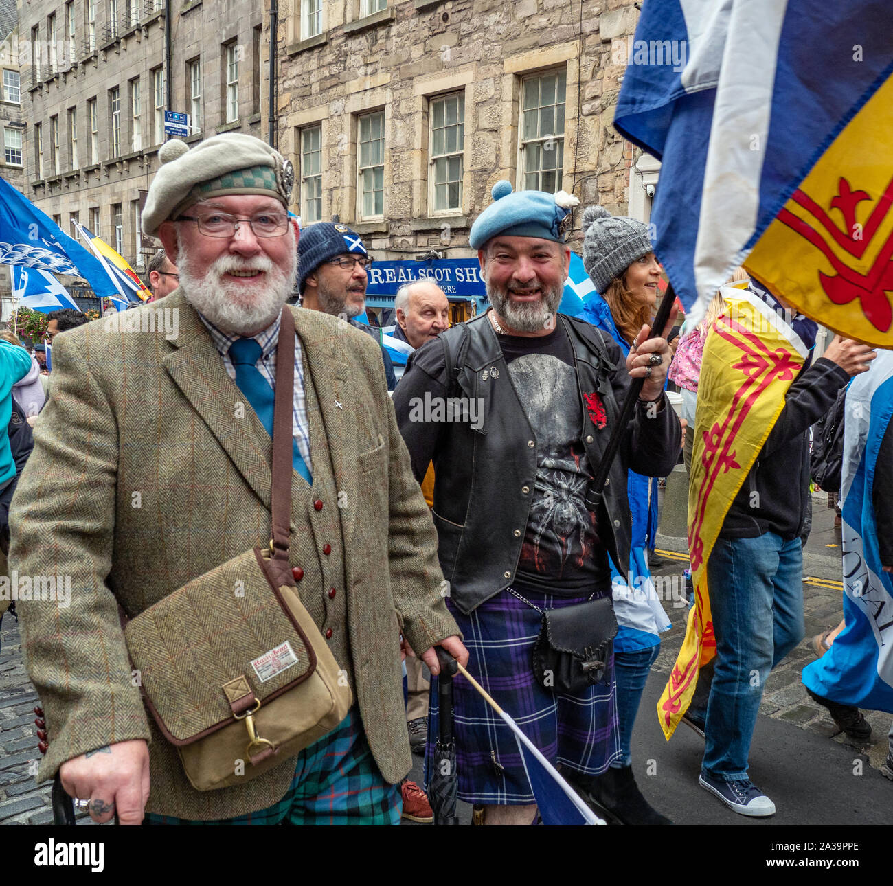 Edimbourg, Ecosse, ROYAUME UNI - 05 octobre 2019 - plusieurs milliers de partisans de l'indépendance écossaise ont pris part à un "tous sous une même bannière - AUOB' rally. Banque D'Images