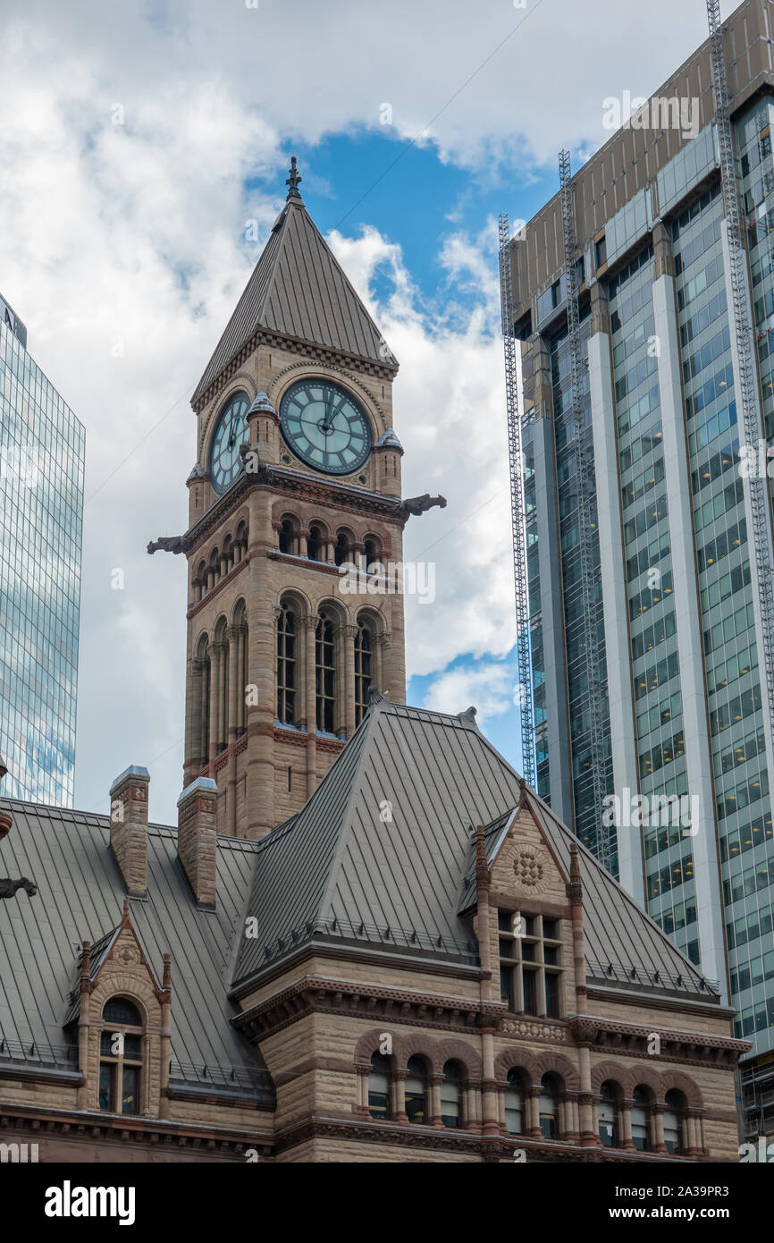 Clocher et façade de la vieille ville historique située à Toronto (Ontario) dans un contexte de bâtiments modernes. Banque D'Images