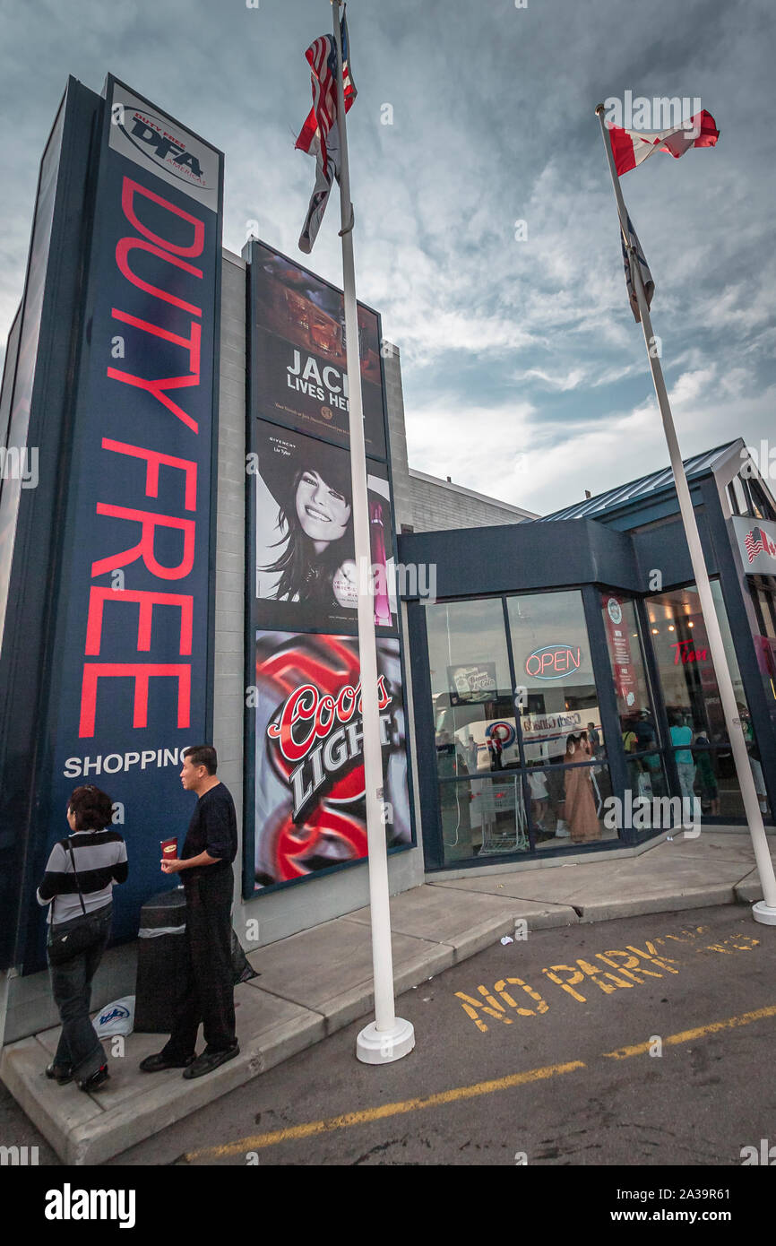 Frontières américaines au Canada à Buffalo, état de New York, juillet 2006 - Les voyageurs s'arrêter pour faire du shopping dans la boutique hors taxes avant de franchir la frontière Banque D'Images