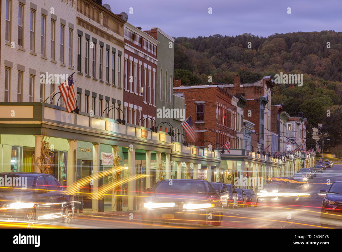 Ville de Little Falls, Herkimer comté, État de New York, USA : Rue principale sur un vendredi soir. Banque D'Images