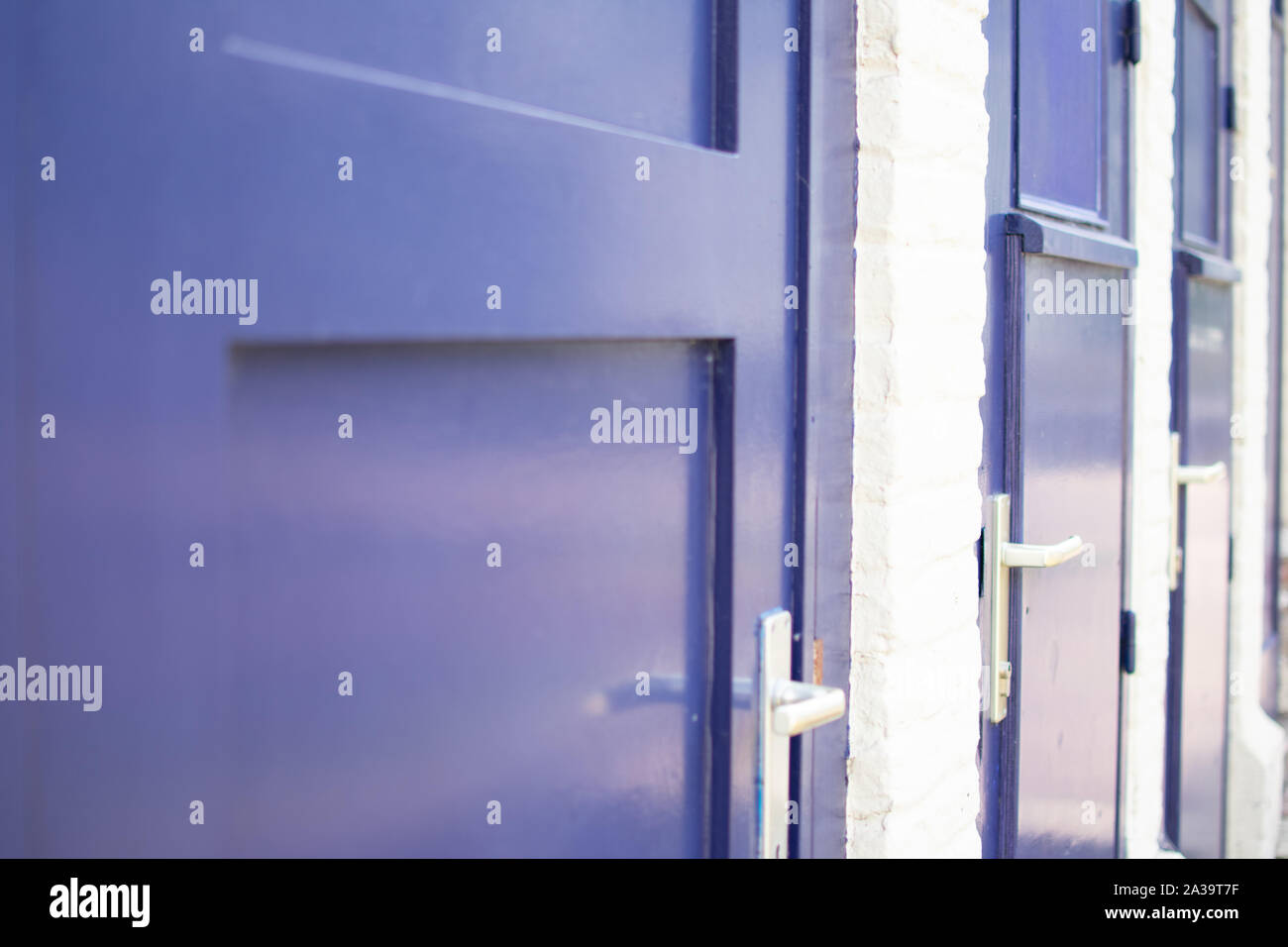 Close up de portes bleues contre le mur en brique blanche dans une gare. Banque D'Images