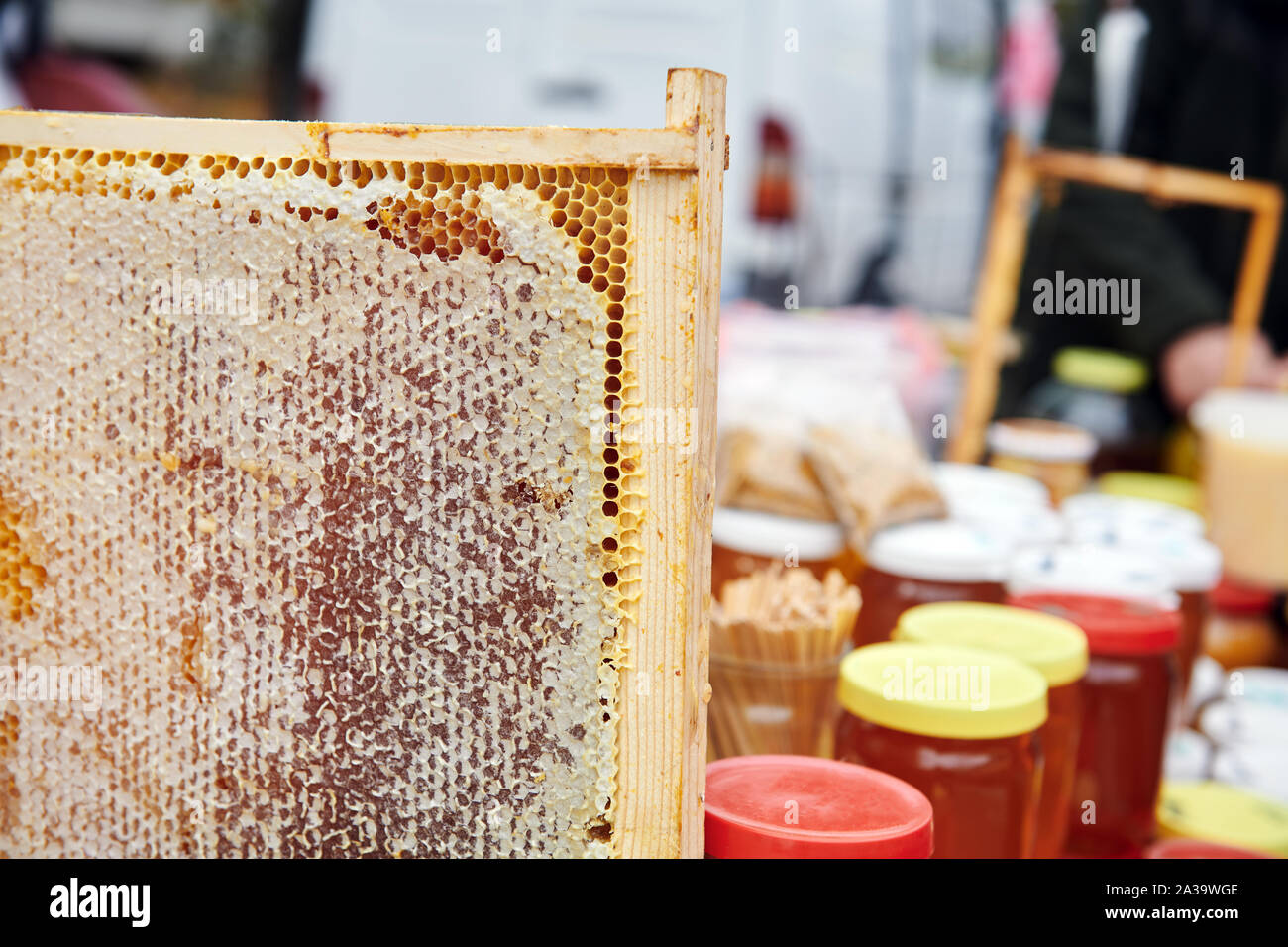 Belle de miel. Un autre miel produits au marché. Miel bio faits maison. Honey Farm. Banque D'Images