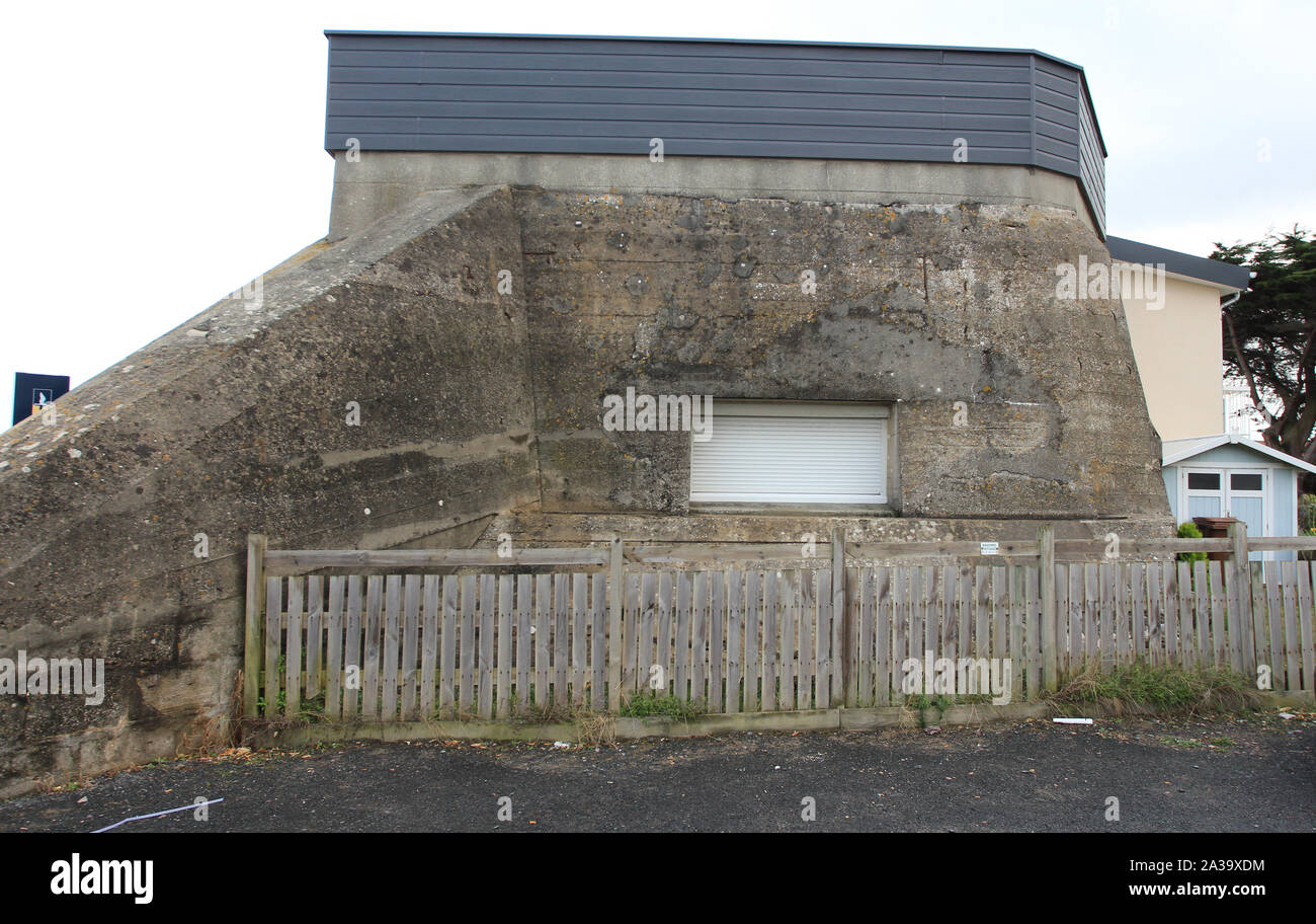 Sword Beach, Normandie 09/10/2017. Bunker allemand, mur de l'Atlantique, prorecting la plage de l'invasion. Maintenant converti. Banque D'Images