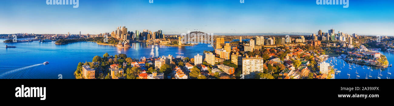 Large panorama de l'élevé la ville de Sydney CBD sur les rives du port de Sydney derrière Kirribilli banlieue résidentielle sur la Basse-Côte-Nord. Les eaux d'un bleu vif Banque D'Images