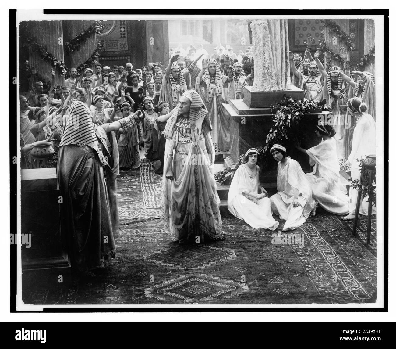 Scène du film muet les derniers jours de Pompéi montrant les prêtres et les citoyens l'adoration d'une statue Banque D'Images