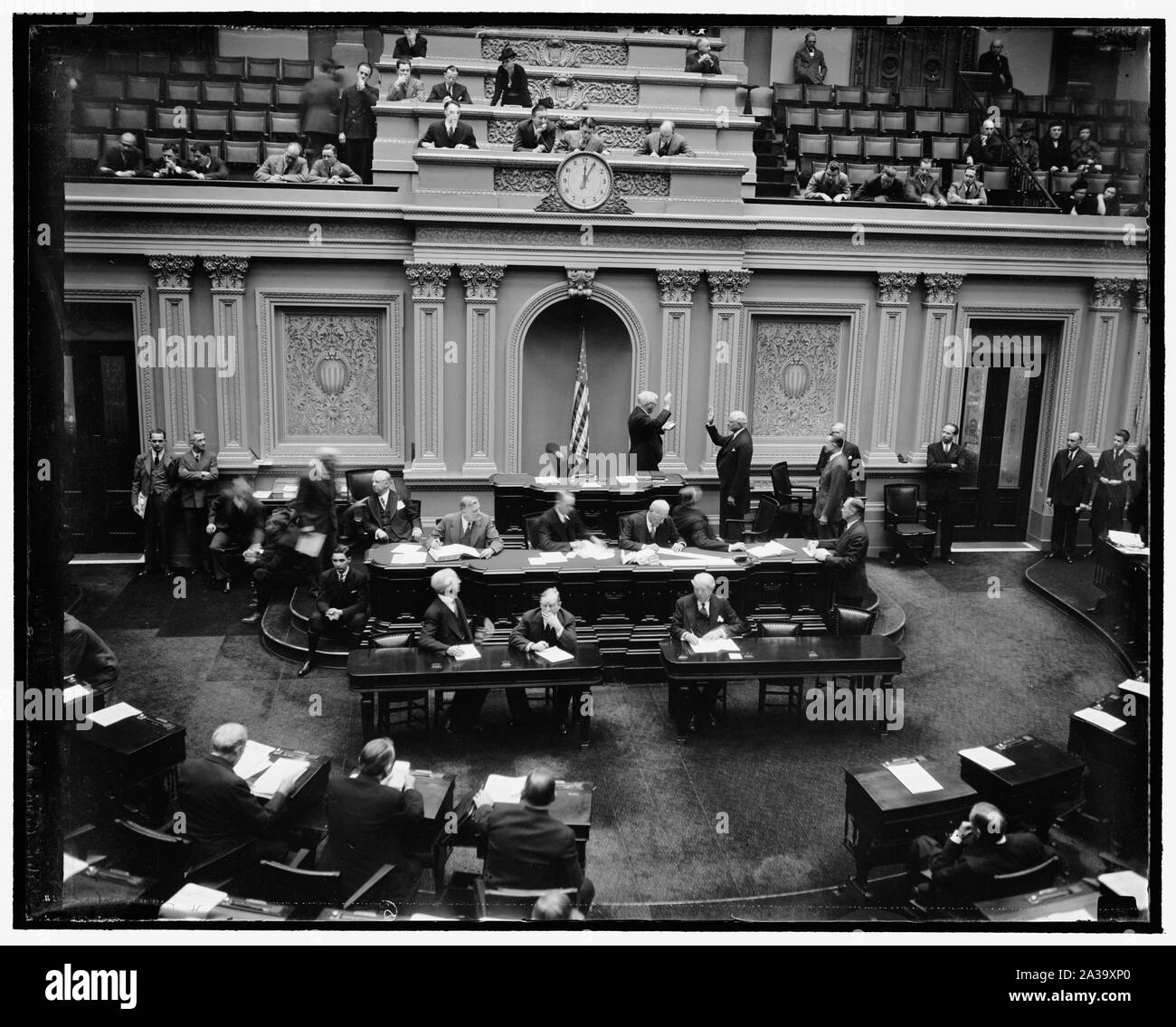 Scène dans le sénat des États-Unis. Washington, D.C., le 4 janvier. Scène dans le sénat des États-Unis d'aujourd'hui en tant que Vice-président Garner administré le serment au sénateur Elmer Thomas, ré-élu de New York en novembre dernier, l'élection du 1/4/39 Banque D'Images Scène dans le sénat des États-Unis. Washington, D.C., le 4 janvier. Scène dans le sénat des États-Unis d'aujourd'hui en tant que Vice-président Garner administré le serment au sénateur Elmer Thomas, ré-élu de New York en novembre dernier, l'élection du 1/4/39 Banque D'Images