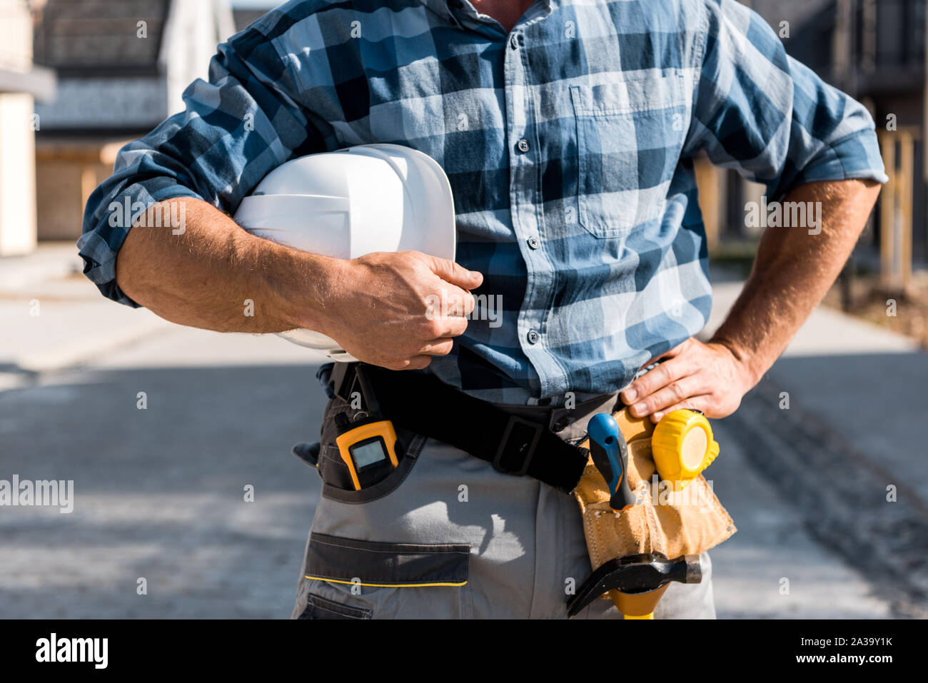 Portrait d'homme tenant debout casque with hand on hip Banque D'Images