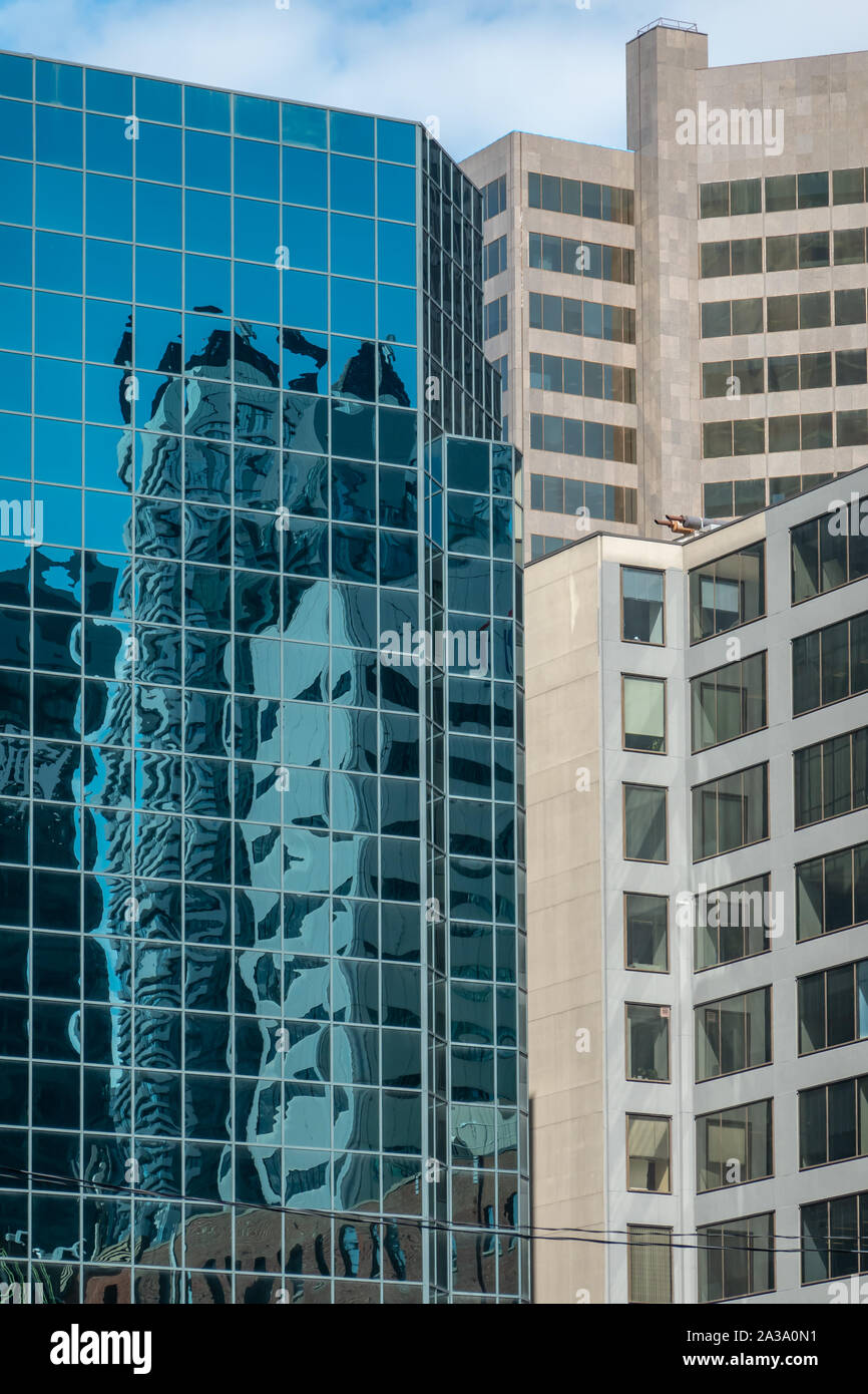 Résumé Les réflexions dans les fenêtres d'un bâtiment moderne en verre et en acier construite dans le centre-ville de Toronto (Ontario). Banque D'Images