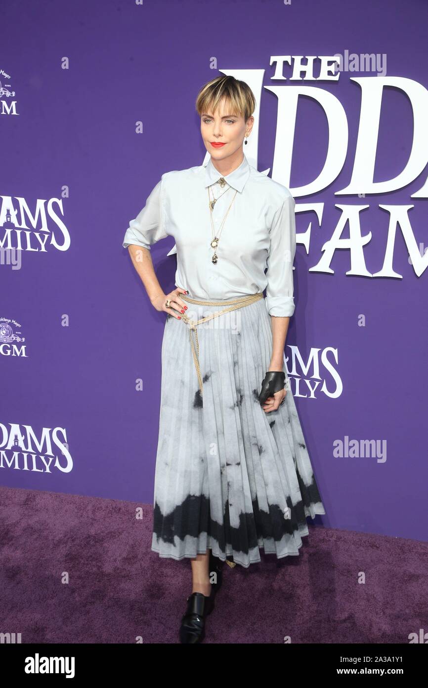 Los Angeles, Californie, USA. 06 Oct, 2019. Charlize Theron arrive à la première de 'la MGM La Famille Addams' à l'AMC Westfield Century City sur Octobre 06, 2019 à Los Angeles, Californie Crédit : Faye Sadou/media/Alamy Punch Live News Banque D'Images
