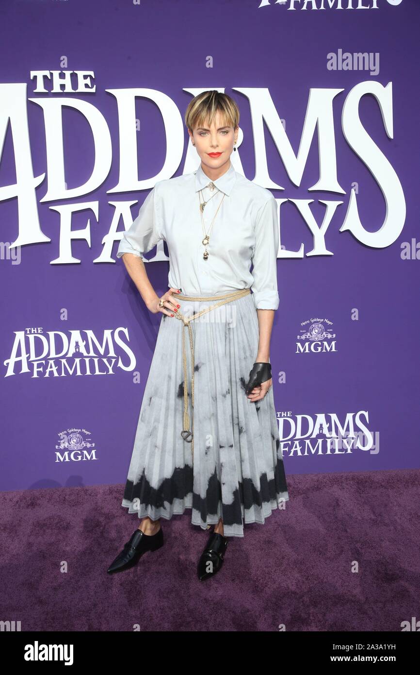 Los Angeles, Californie, USA. 06 Oct, 2019. Charlize Theron arrive à la première de 'la MGM La Famille Addams' à l'AMC Westfield Century City sur Octobre 06, 2019 à Los Angeles, Californie Crédit : Faye Sadou/media/Alamy Punch Live News Banque D'Images