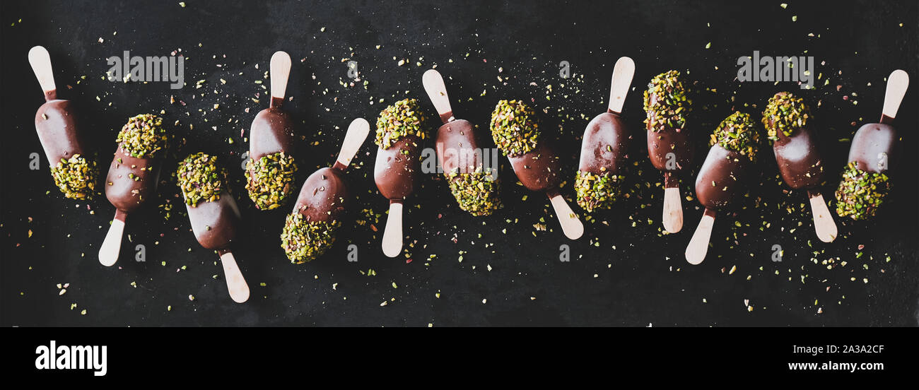 Chocolat glacé Crème glace pop en fond noir, vaste composition Banque D'Images