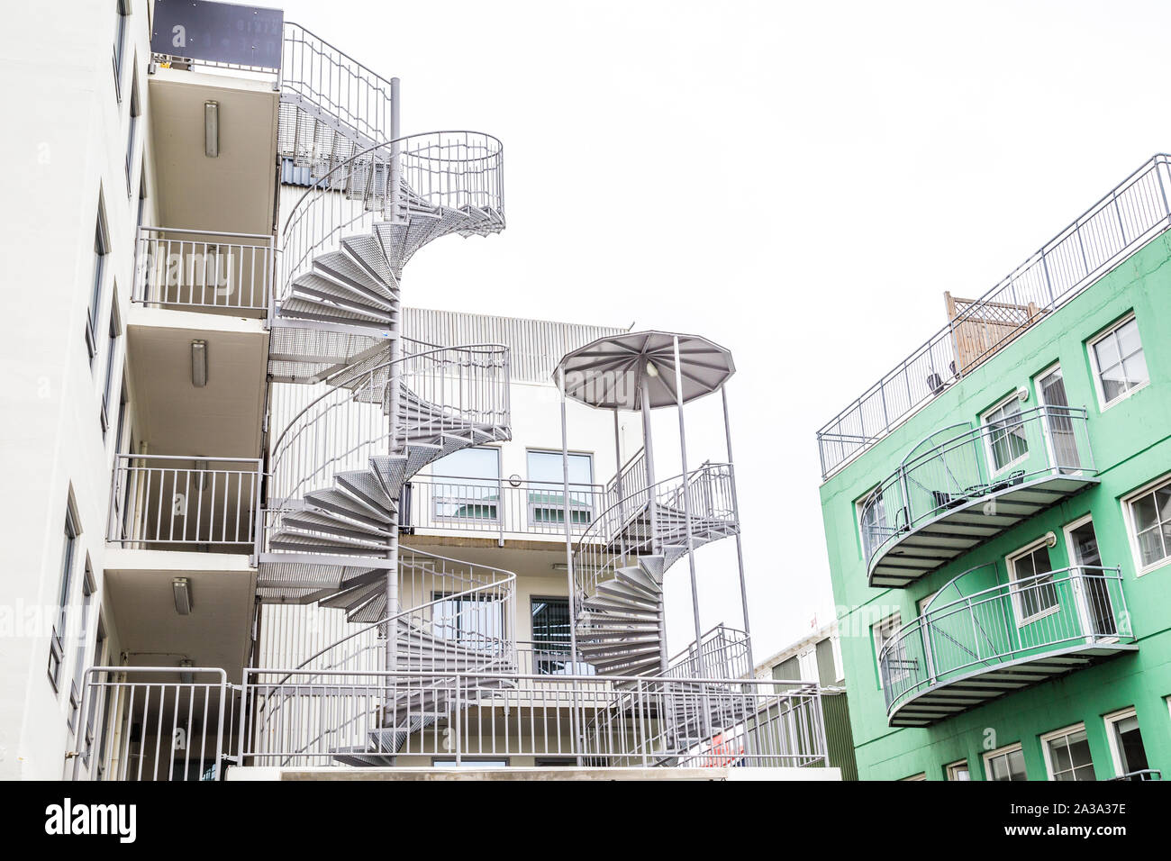 Escaliers en spirale et d'un balcon à Akureyri, Islande Banque D'Images