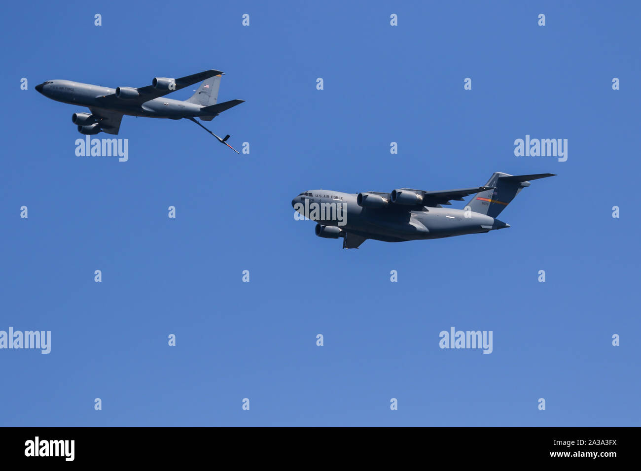 U.S. Air Force C-17 Globemaster III KC 135 Stratotanker simulation de ravitaillement en vol démonstration au grand meeting aérien du Pacifique Huntington Beach États-Unis Banque D'Images