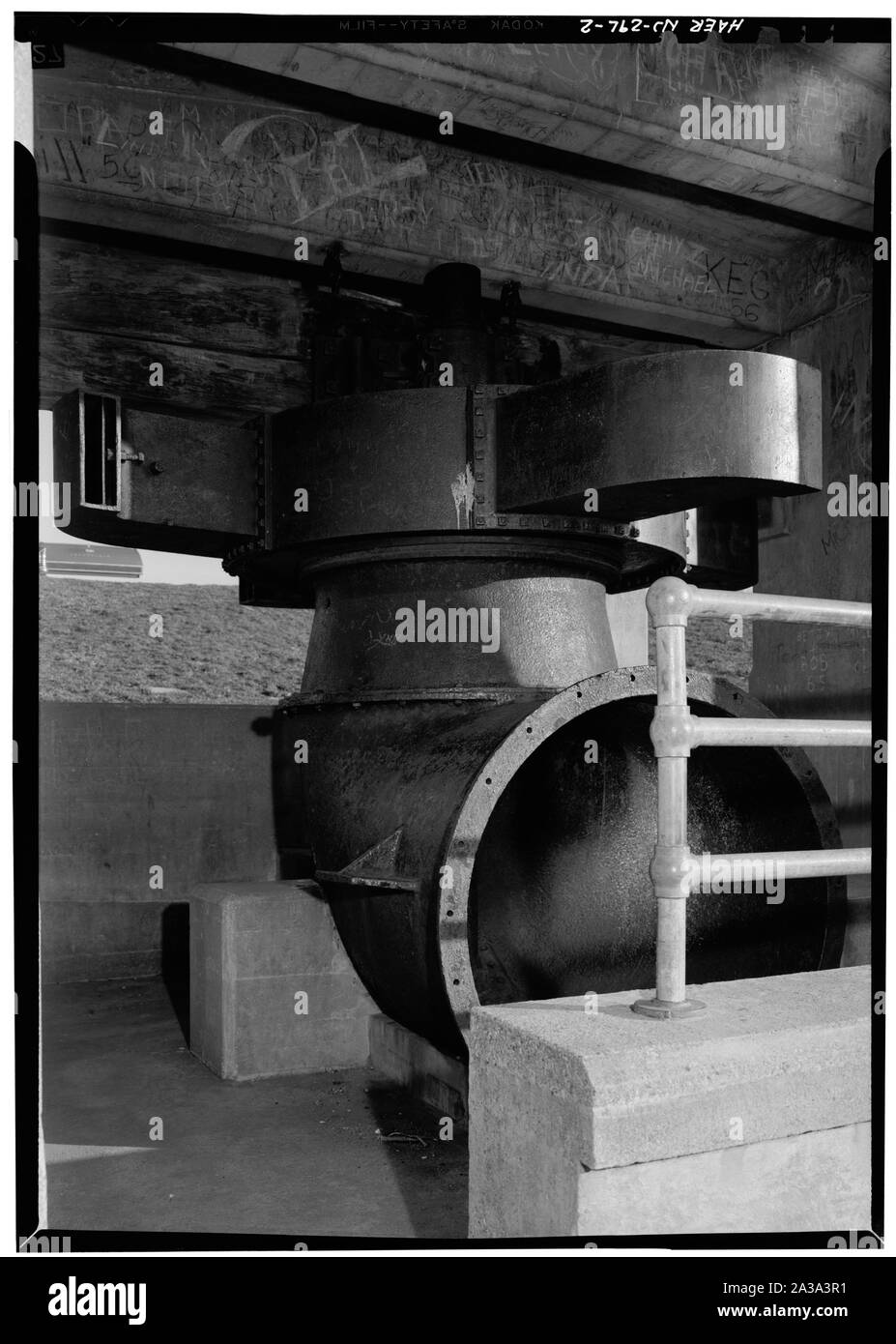 Photo de l'enveloppe extérieure de scotch (réaction) turbine utilisé sur canal Morris, from Plane 3E. Selon le signe, ce plan d'exécution de moins de 47 pieds de tête à 58 tr/min 90,6 ventilation deuxième pieds, donne 30  %  %  %  %  %  %  %  %  %  %  %  %  %  %  %  %  %  %  %  %  %  %  %  %  %  %  %  %  %  %  %  % d'efficacité. Meilleure vitesse est 87tr/min avec meilleur effecency de 60  %  %  %  %  %  %  %  %  %  %  %  %  %  %  %  %  %  %  %  %  %  %  %  %  %  %  %  %  %  %  %  % (théorique) 83 . L'eau est entrée par en dessous, les pressions à l'équilibre entre le poids de la roue, l'arbre, et le pignon conique, élimination des roulements. fricting ; Banque D'Images