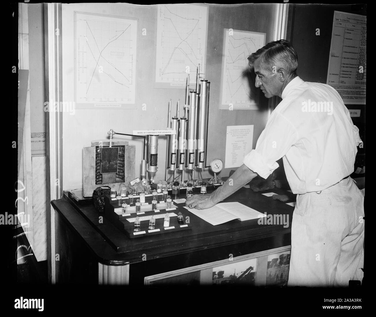 Machine Scotch, Washington, D.C., le 8 septembre. Cette machine, exposées lors de la Conférence sur la puissance mondiale qui se tient ici, est conçu de manière à utiliser chaque pouce de la matière contenue dans le charbon. Le charbon est mis dans l'autoclave et chauffé à une température de 1832 degrés. À partir de la fumée et le gaz, de goudron, de sulfite d'ammonium, le soufre, les huiles légères et de gaz sont dérivés et du goudron, médicaments, huiles aromatiques, parfums, colorants, acides et sont dérivés. À partir de la lumière d'huiles, carburant du moteur est obtenu. En bref : cette machine déchets dangereux rien du tout Banque D'Images