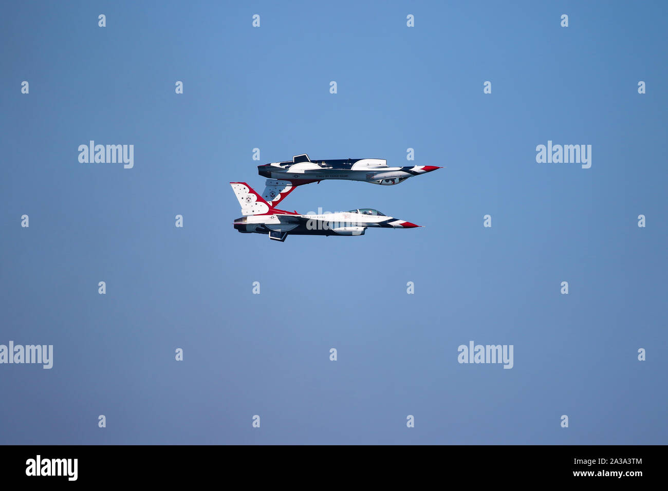 U.S. Air Force Thunderbirds de l'Escadron de démonstration aérienne "exécution" au grand meeting aérien du Pacifique Huntington Beach Californie USA le plus grand show aérien. Banque D'Images