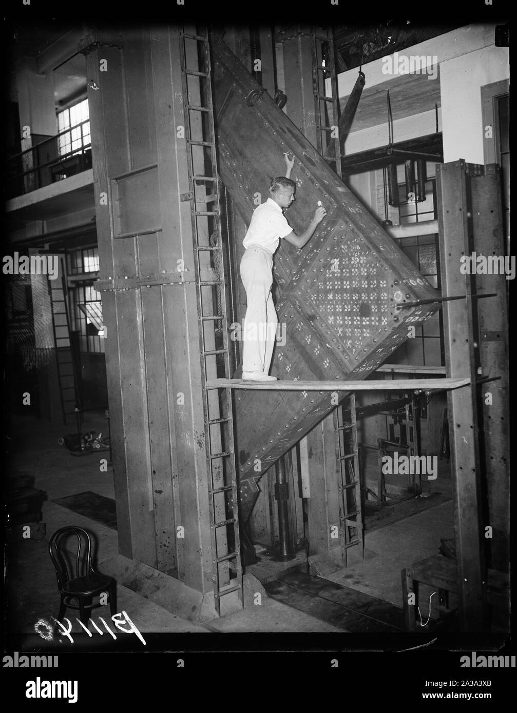 Machine Scotch, Washington, D.C., le 8 septembre. Cette machine, exposées lors de la Conférence sur la puissance mondiale qui se tient ici, est conçu de manière à utiliser chaque pouce de la matière contenue dans le charbon. Le charbon est mis dans le rettort et chauffé à une température de 1832 degrés. À partir de la fumée et le gaz, de goudron, de sulfite d'ammonium, le soufre, les huiles légères et de gaz sont dérivés et du goudron, médicaments, huiles aromatiques, parfums, colorants, acides et sont dérivés. À partir de la lumière d'huiles, carburant du moteur est obtenu. En bref : cette machine déchets dangereux rien du tout Banque D'Images